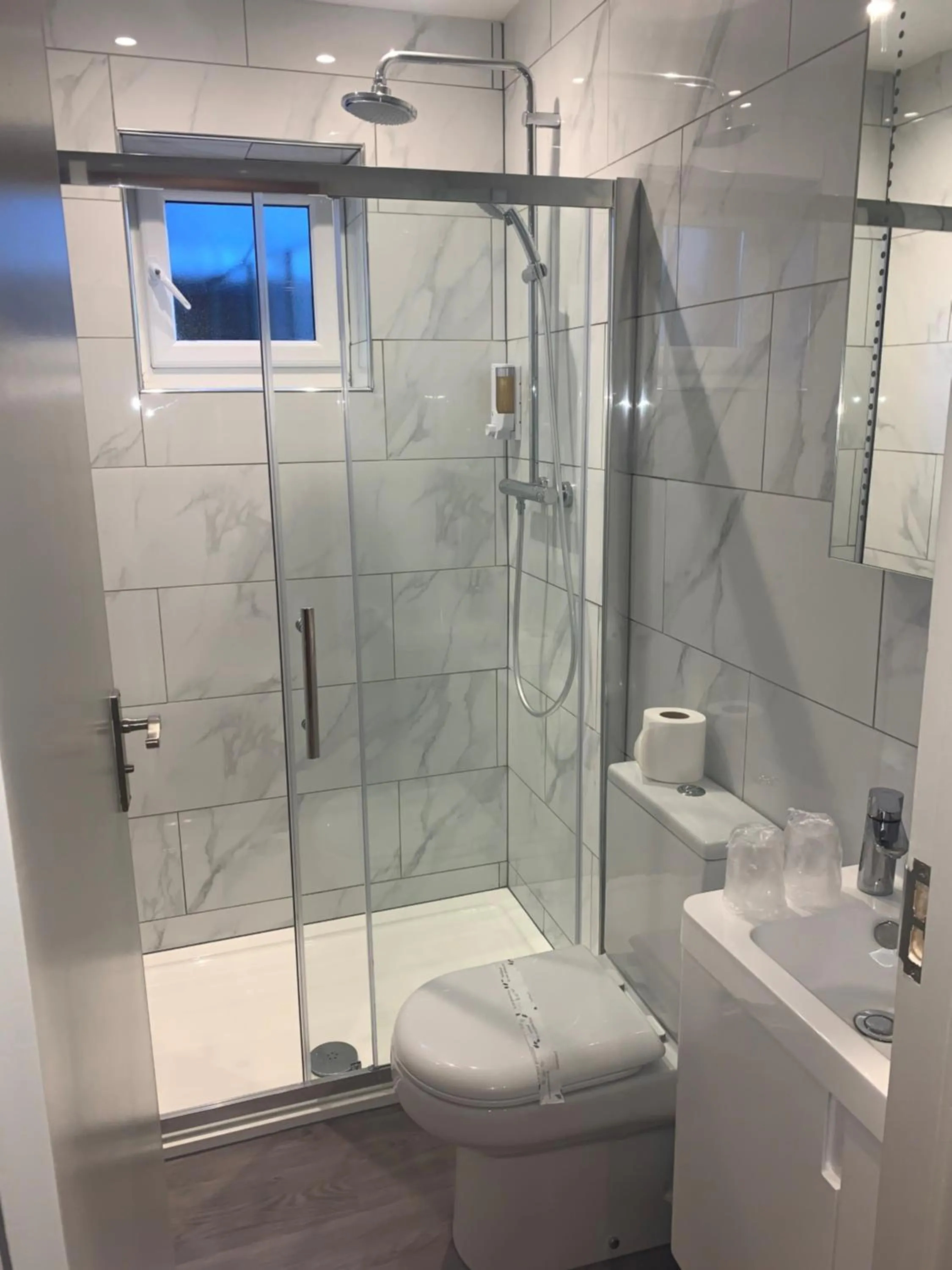 Shower in Holtwhites Hotel