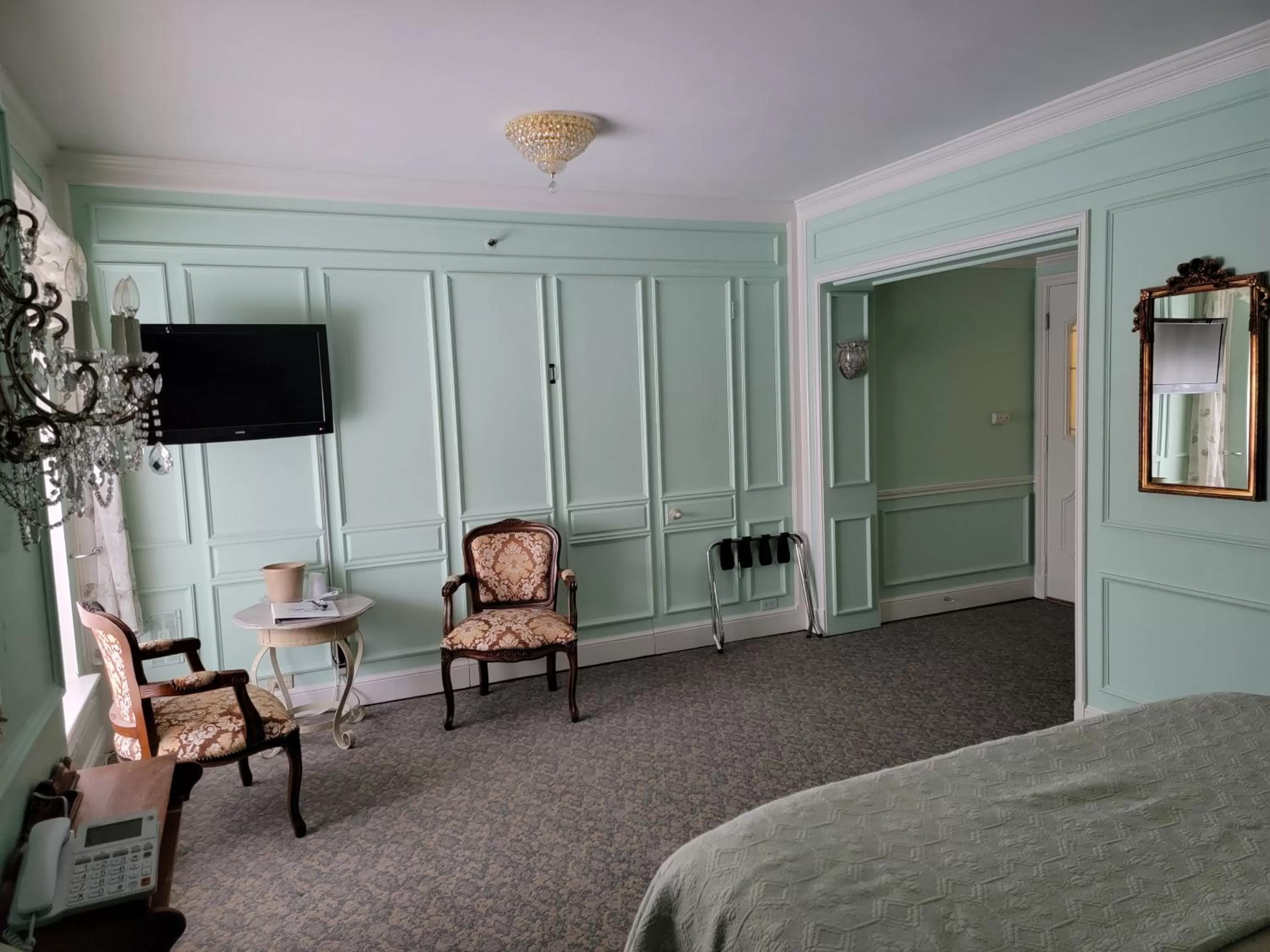 TV and multimedia, TV/Entertainment Center in Lowell Inn