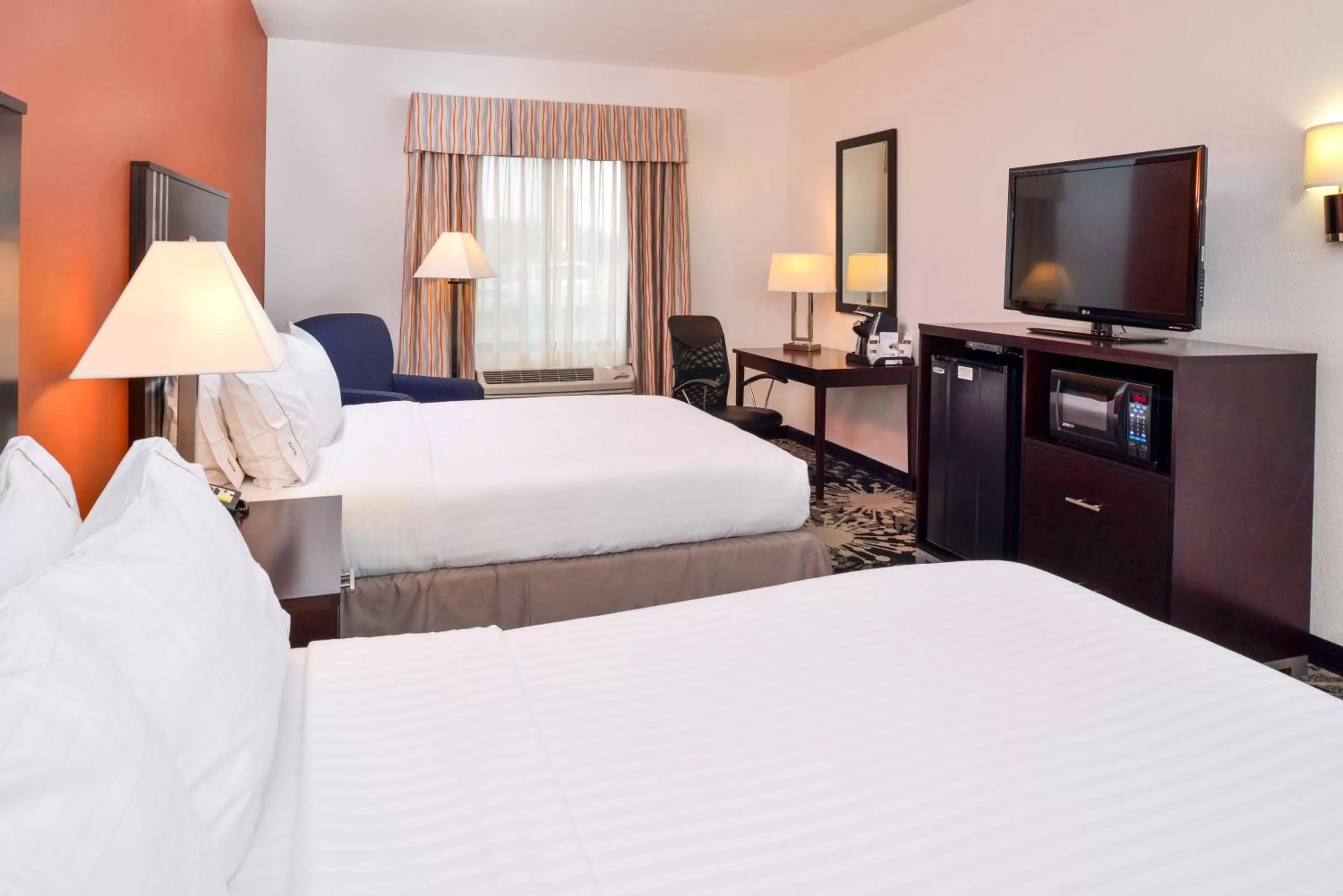 Photo of the whole room, Bed in Holiday Inn Express & Suites Greenfield by IHG
