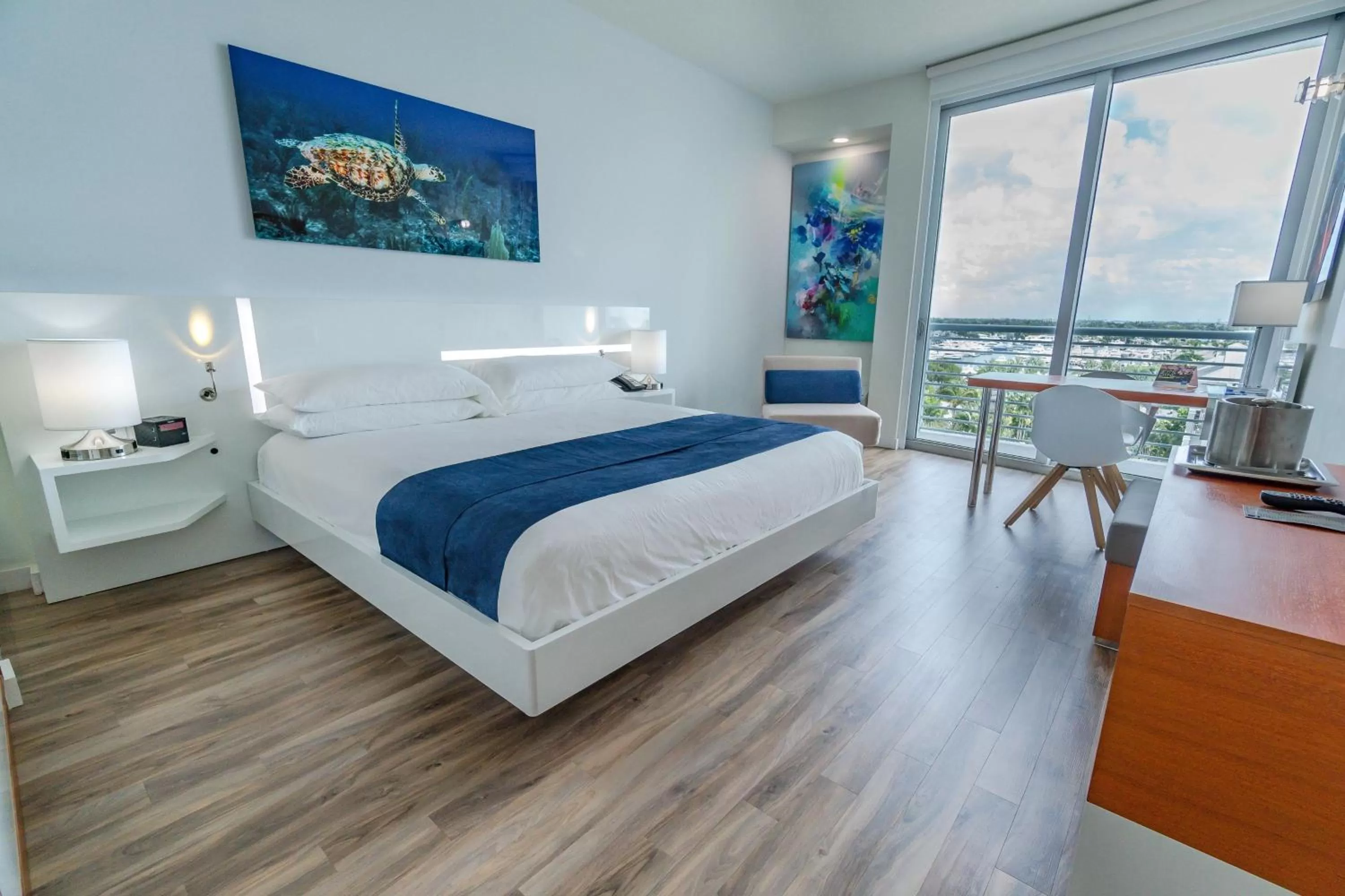 Photo of the whole room, Bed in Maritime Hotel Fort Lauderdale Airport & Cruiseport
