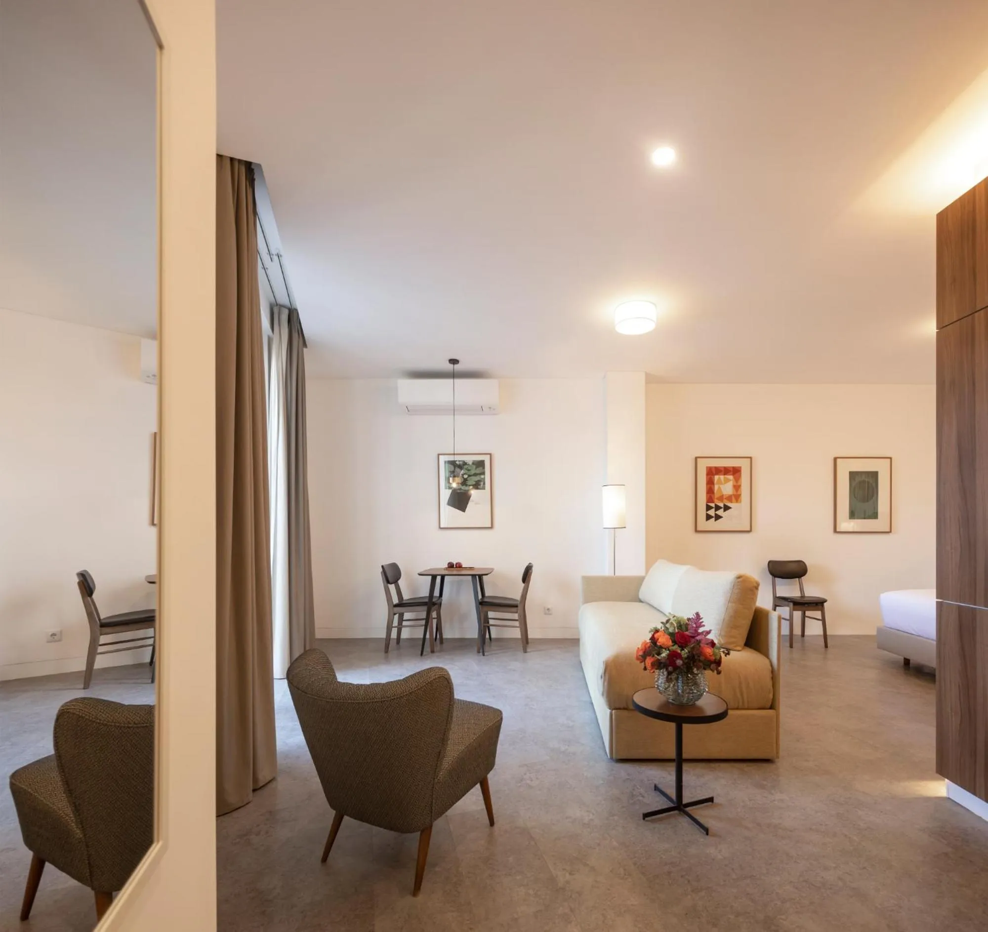 Living room, Bed in Lisbon Serviced Apartments - Avenida