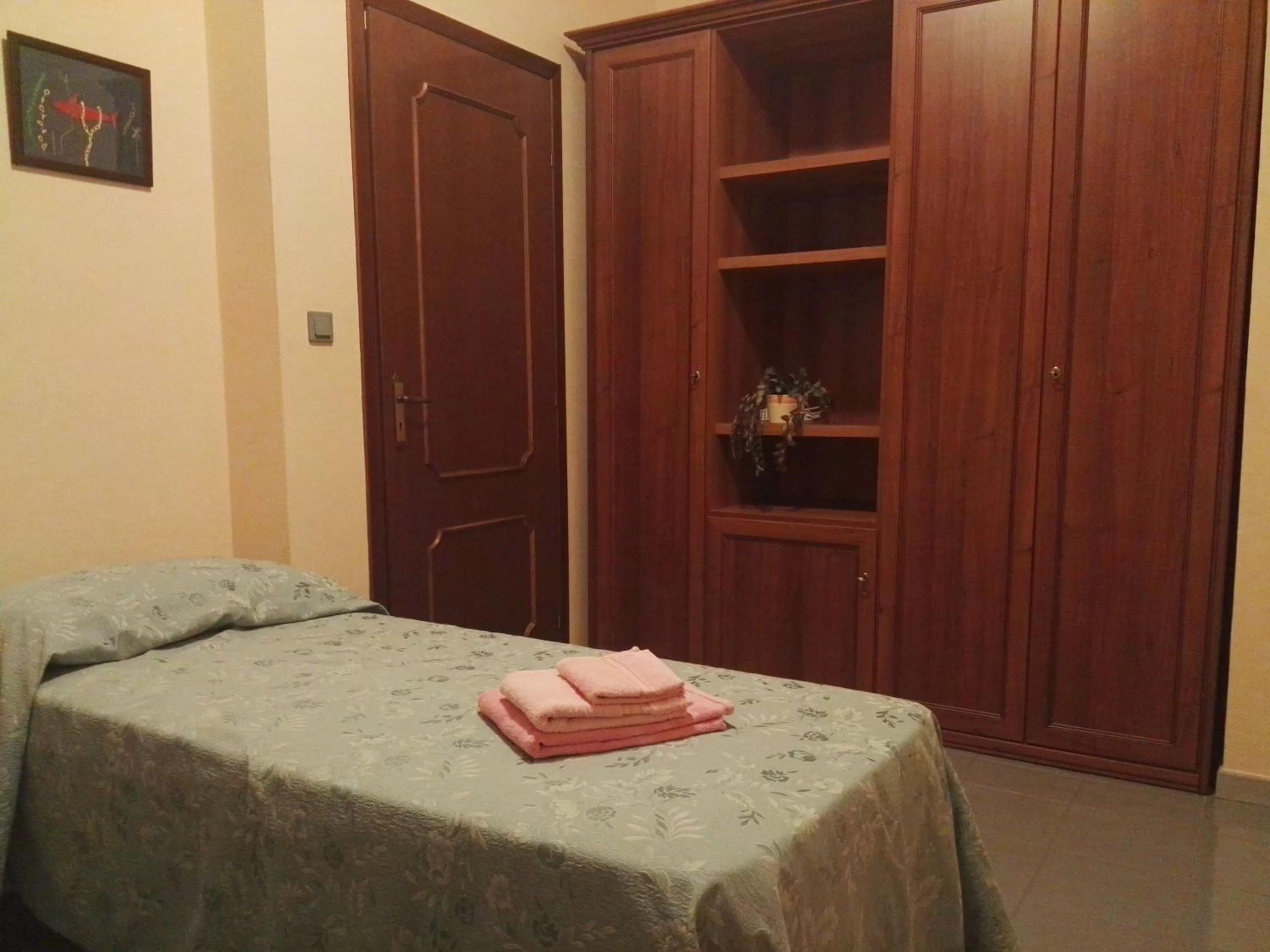 Photo of the whole room, Bed in B&B Esperança