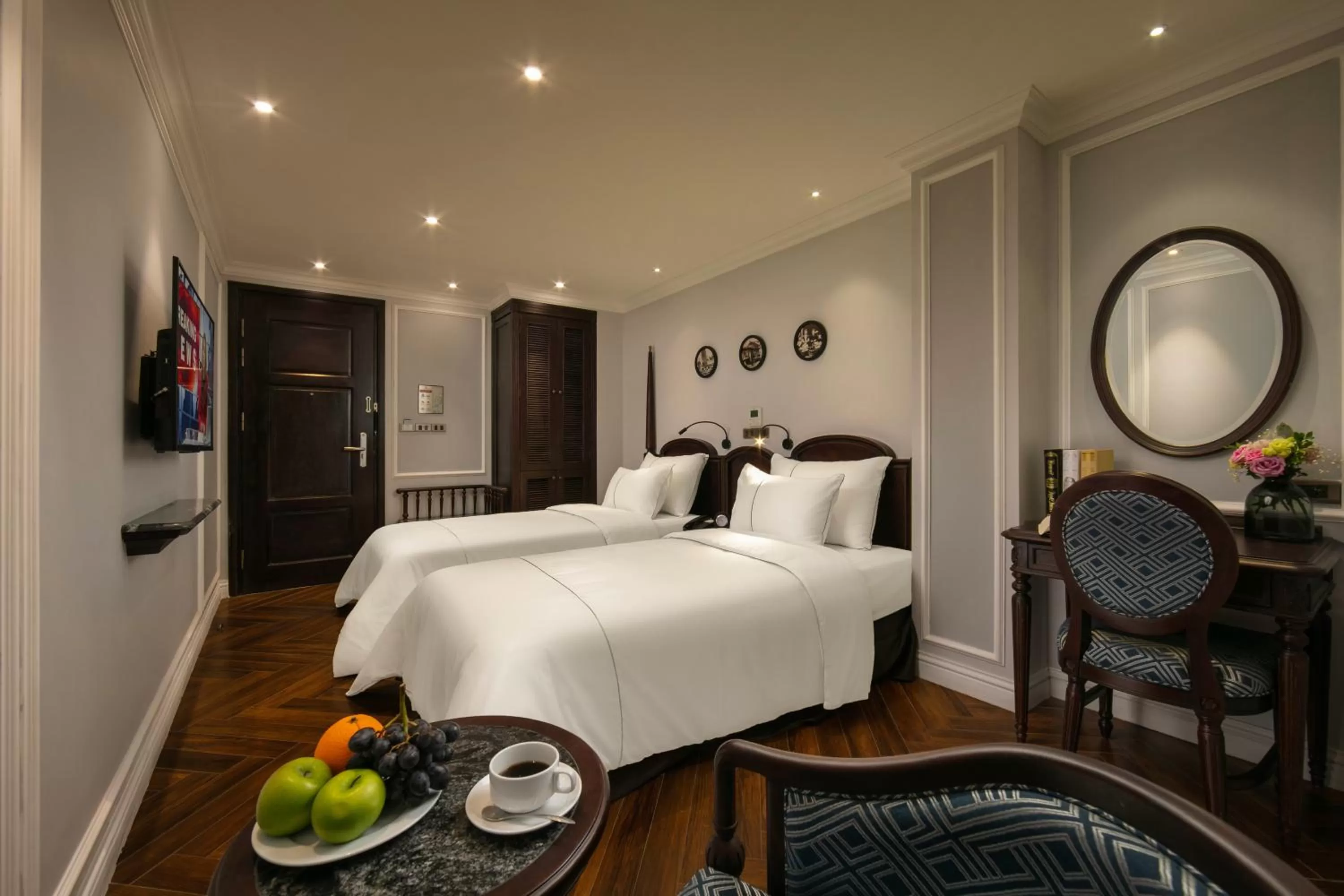 Photo of the whole room, Bed in Canary Hotel