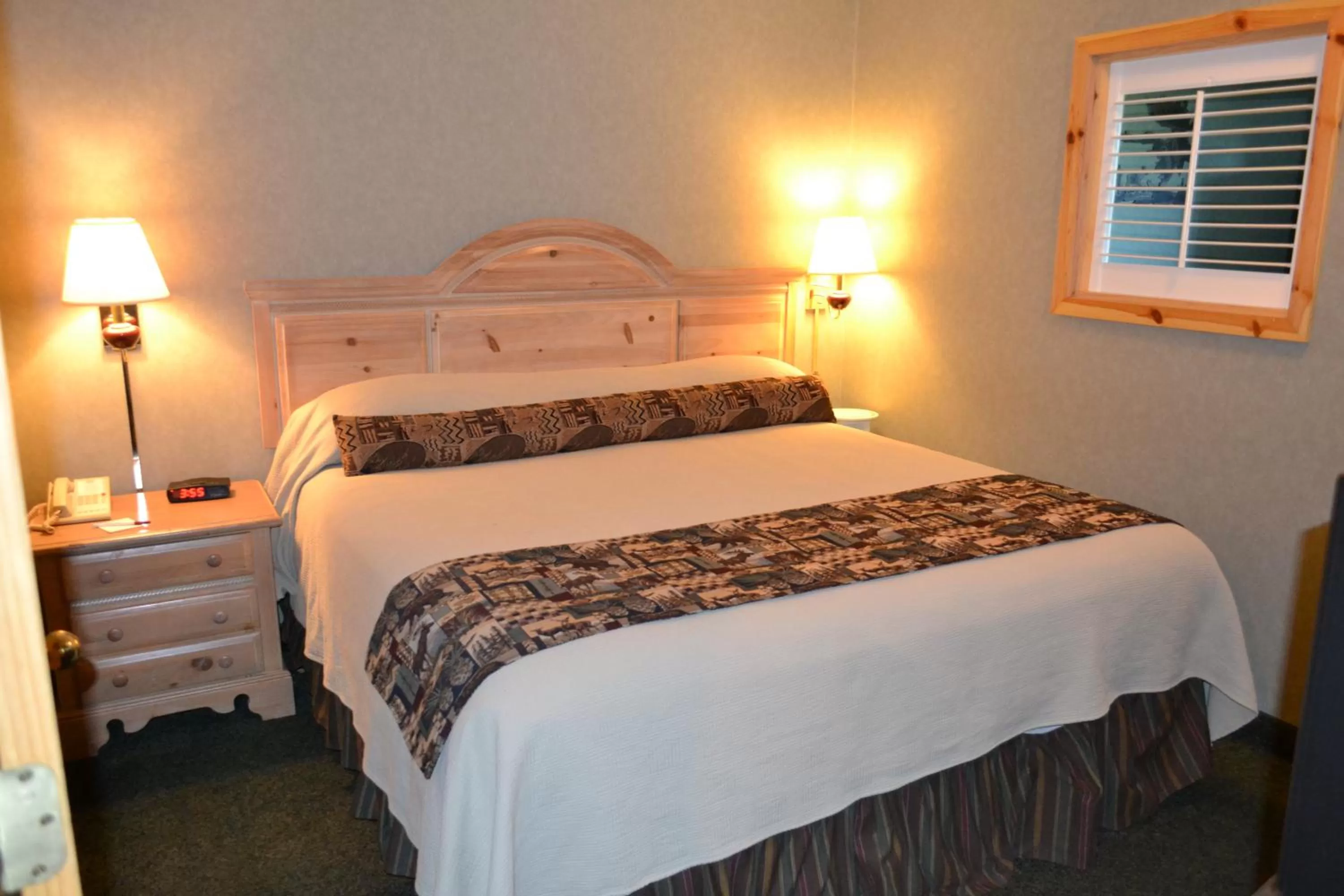 Bed in Crooked River Lodge