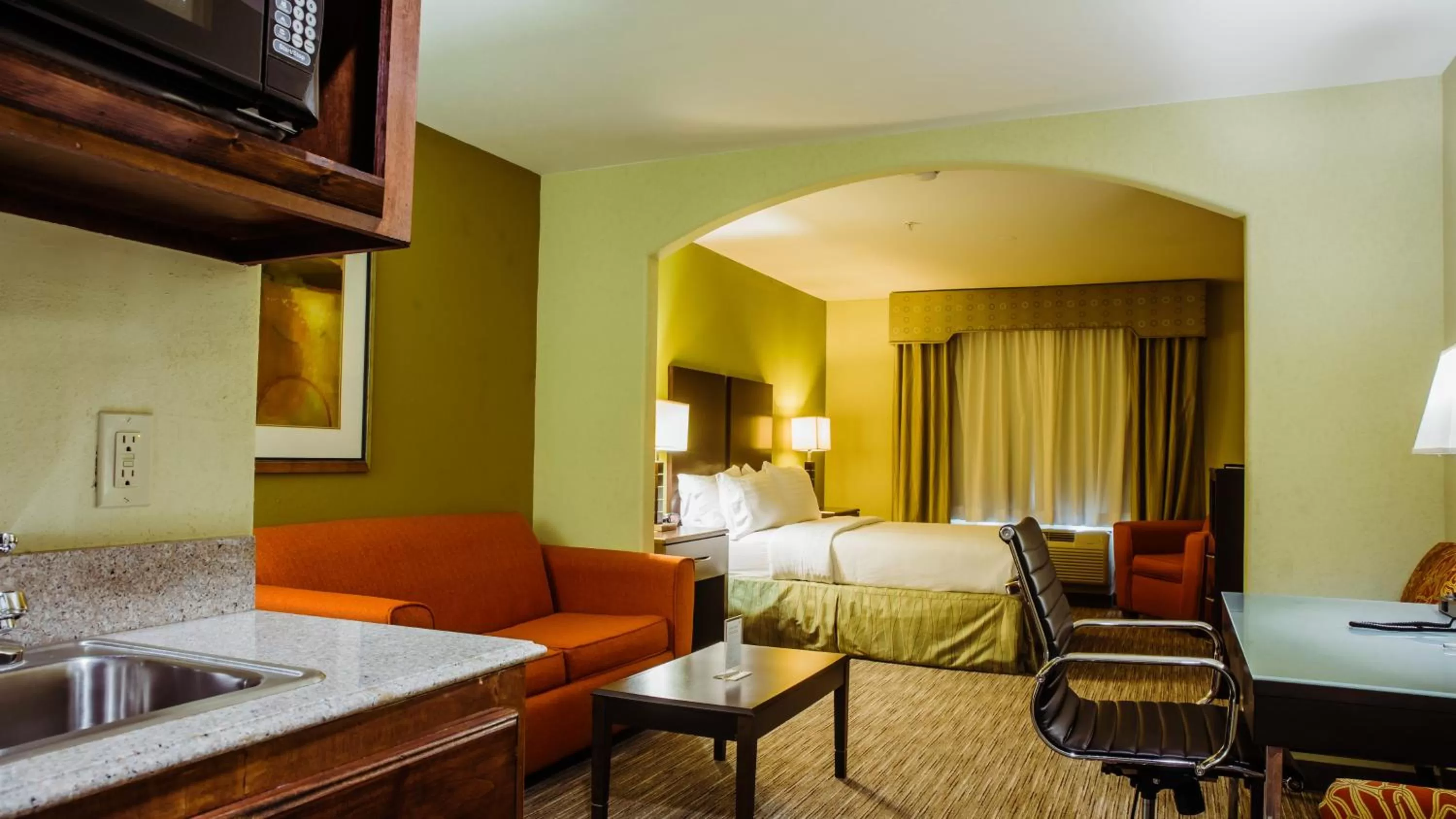 Photo of the whole room, Bed in Holiday Inn Express Hotel & Suites Waller by IHG