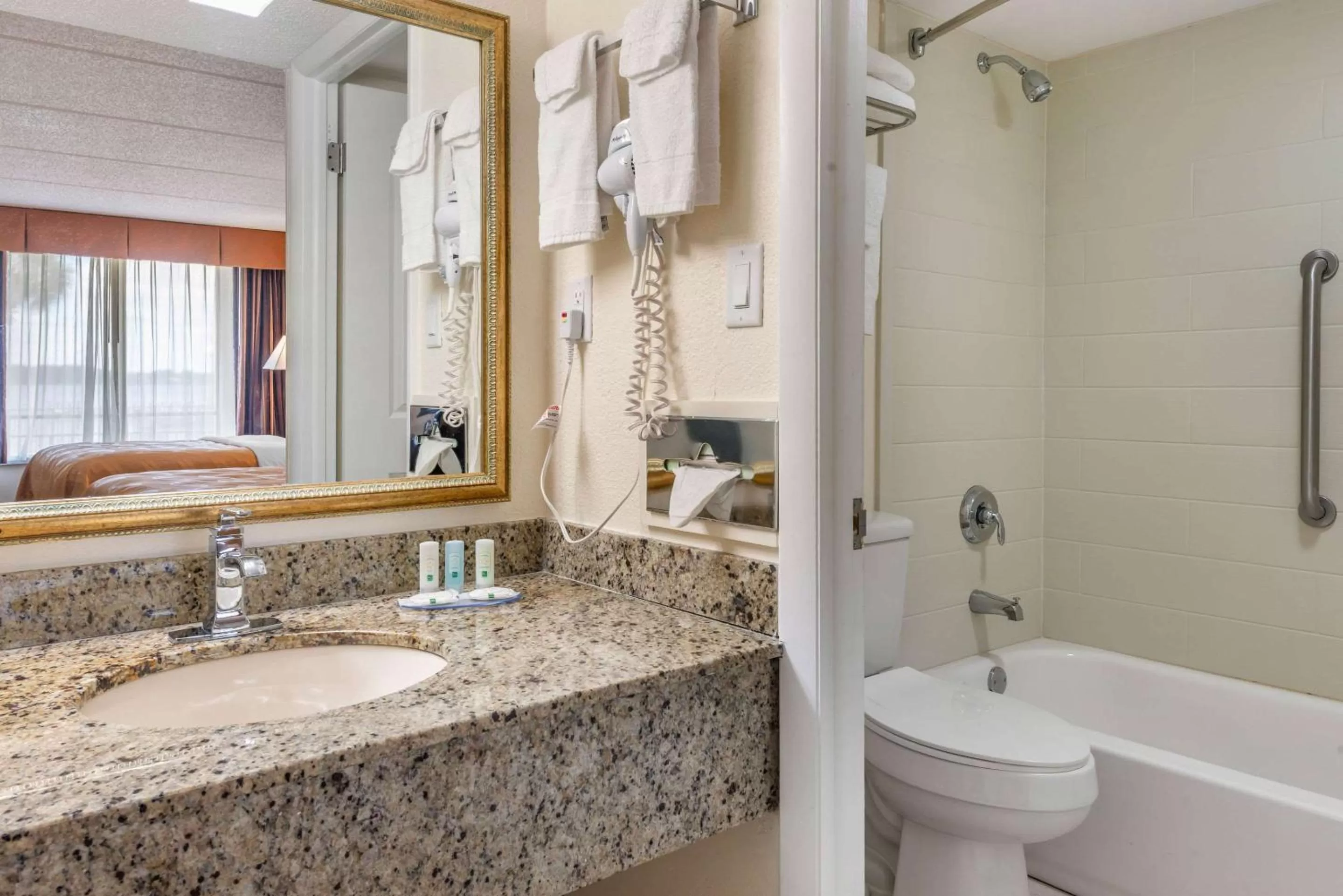 Bathroom in Quality Inn and Suites Palatka Riverfront
