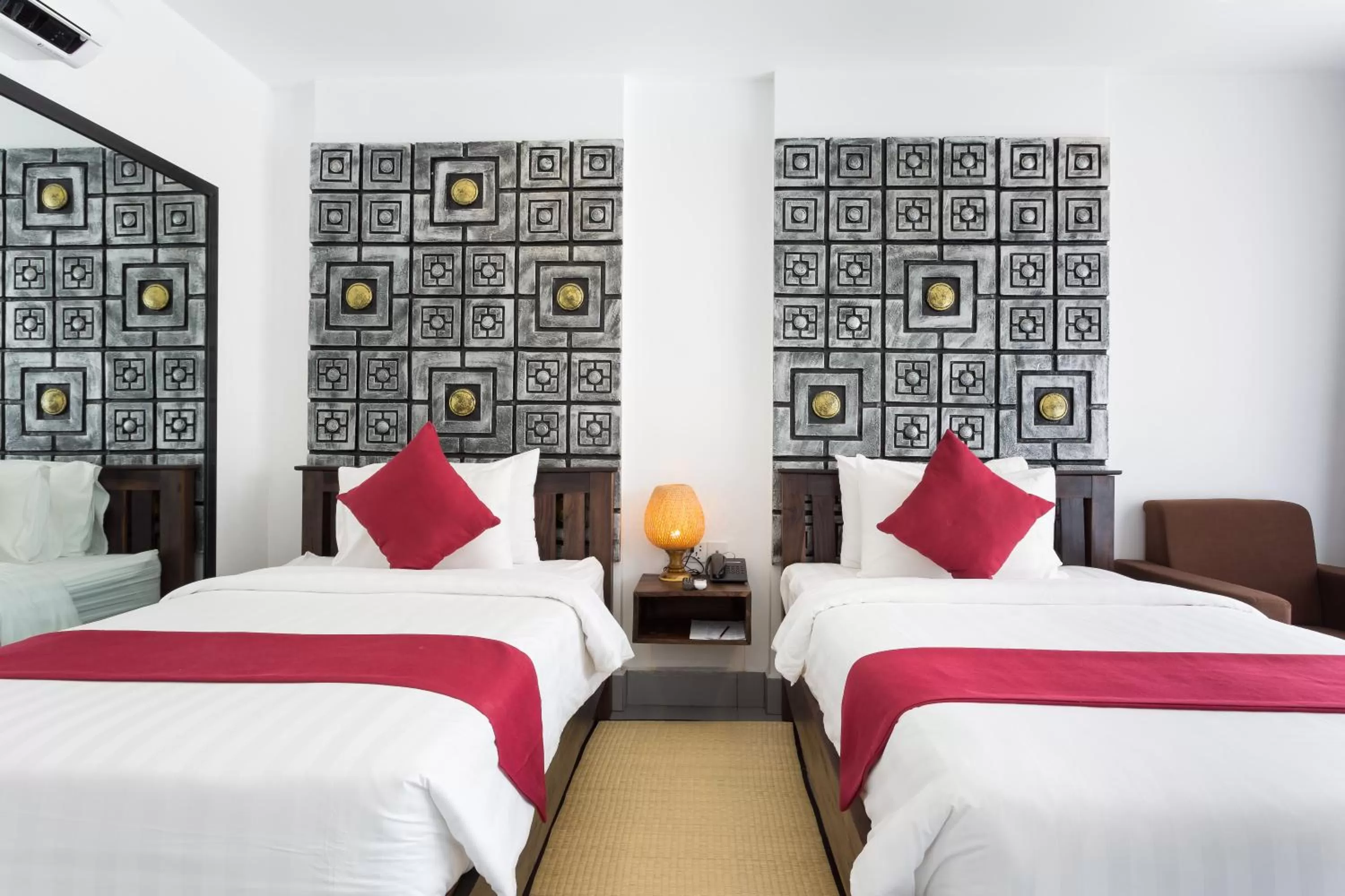 Deluxe Twin Room With City View in Ladear Privilege Rooms