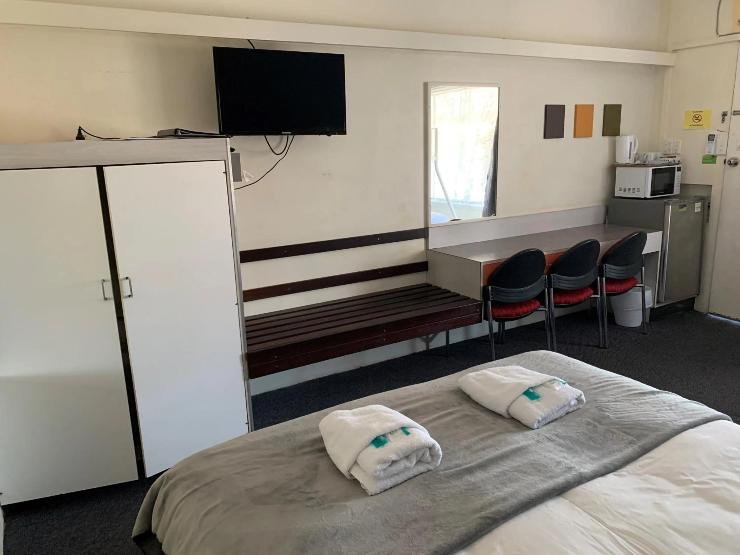 Coffee/tea facilities, Bed in Arkana Motel