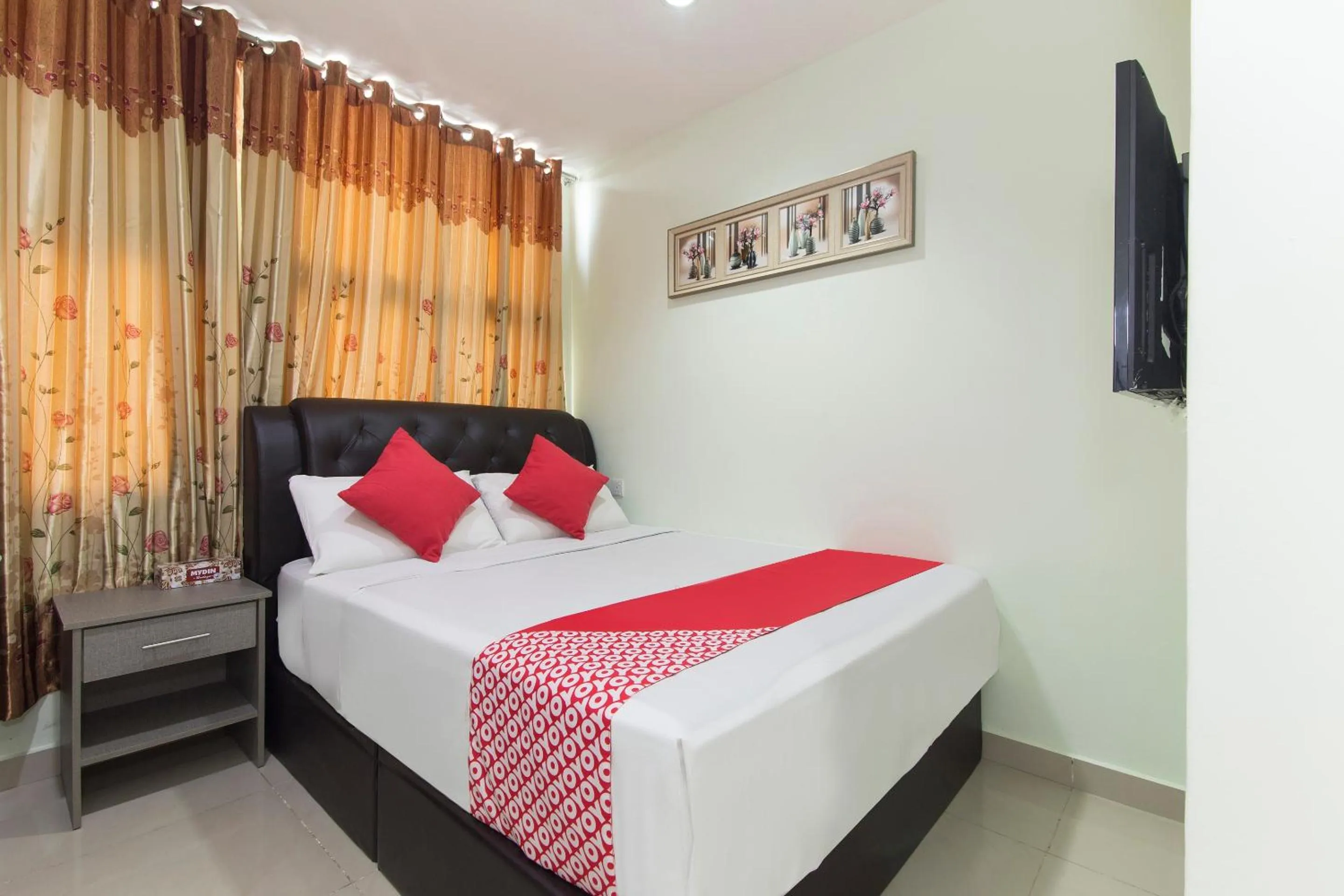 Bedroom, Bed in OYO 444 KL Empire Hotel