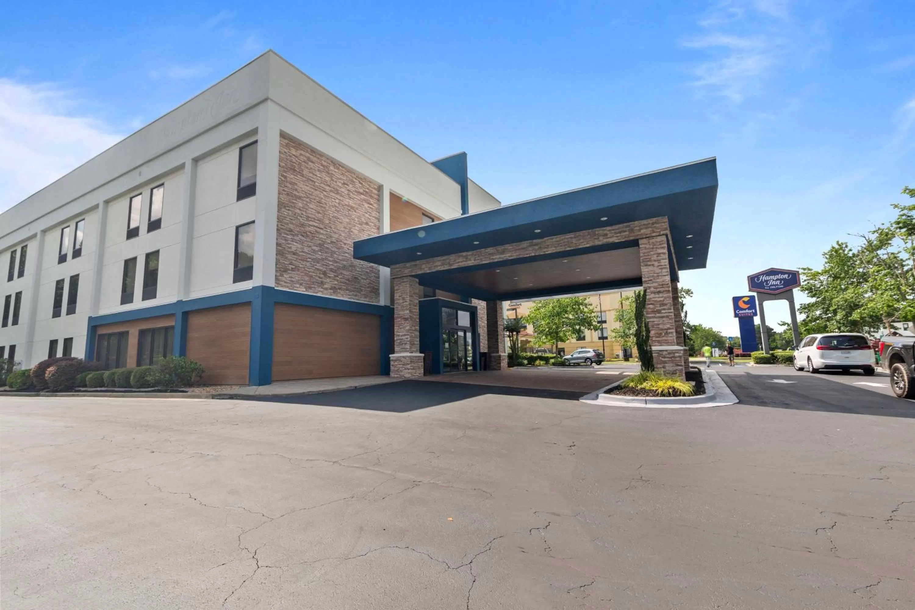 Property building in Hampton Inn Atlanta-Woodstock