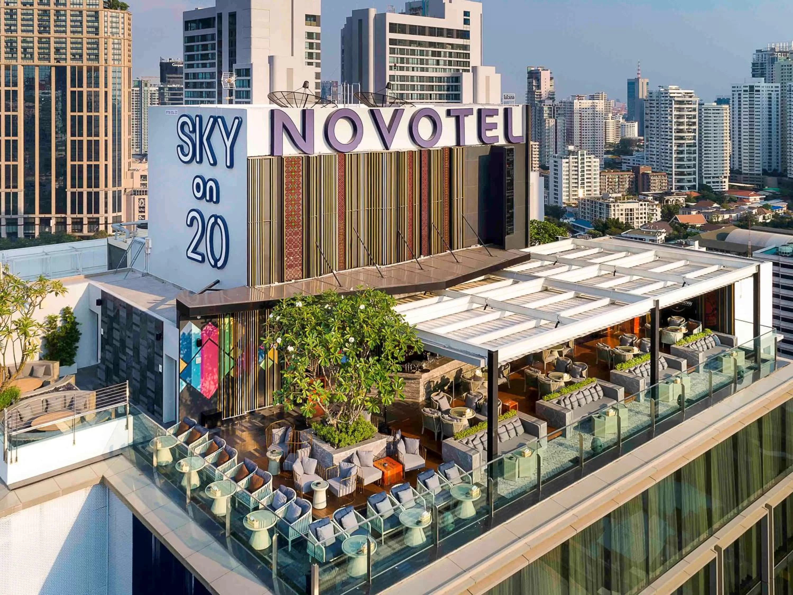 Lounge or bar in Novotel Bangkok Sukhumvit 20