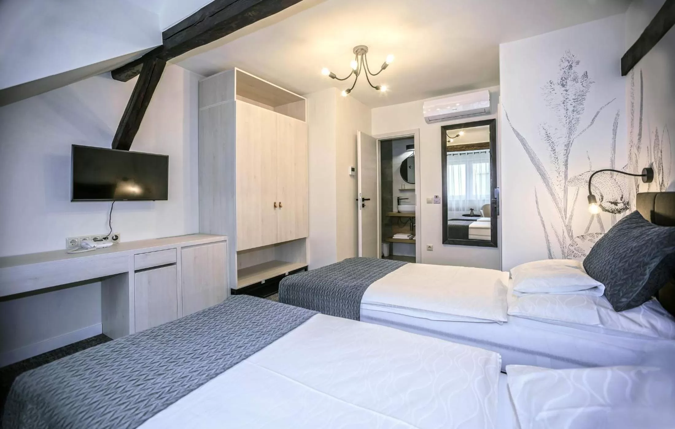 Bed in Piccolo Panzió Vendéglő Vinoteca