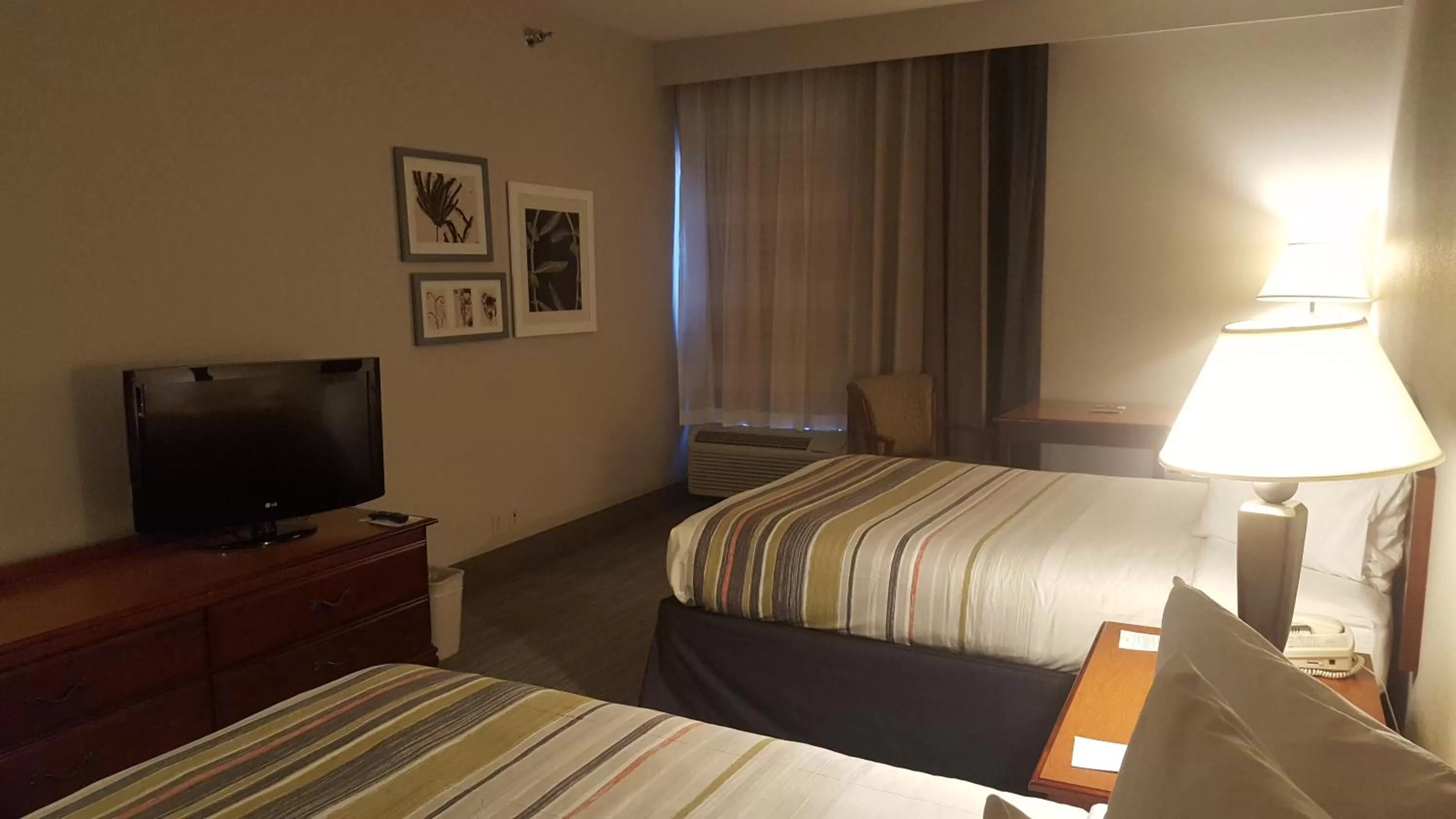 TV and multimedia, Bed in Country Inn & Suites by Radisson, Bryant Little Rock , AR