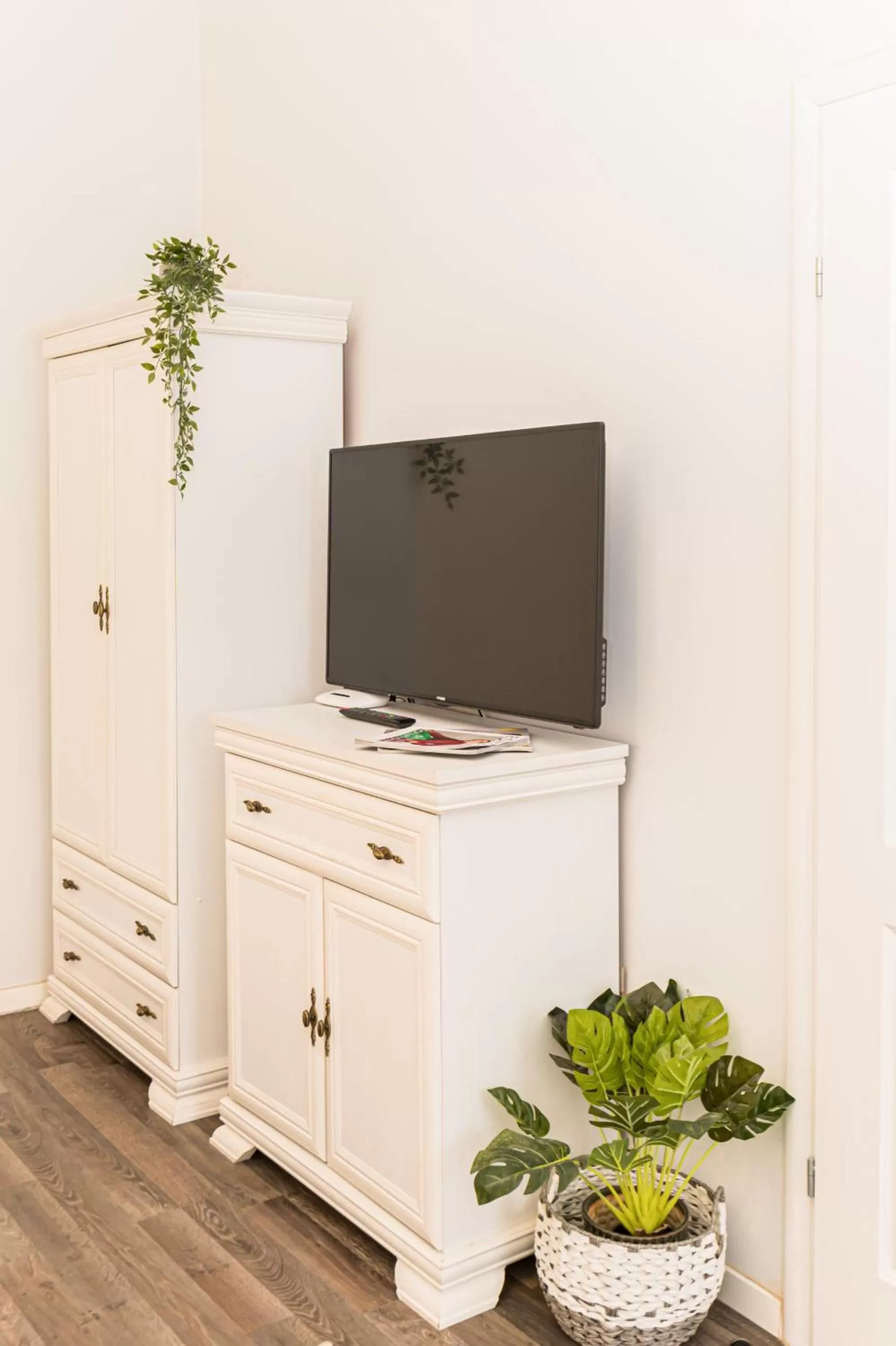 TV and multimedia in ALBERT RESIDENCE Brasov with complimentary parking and 10 percent Food and Drinks