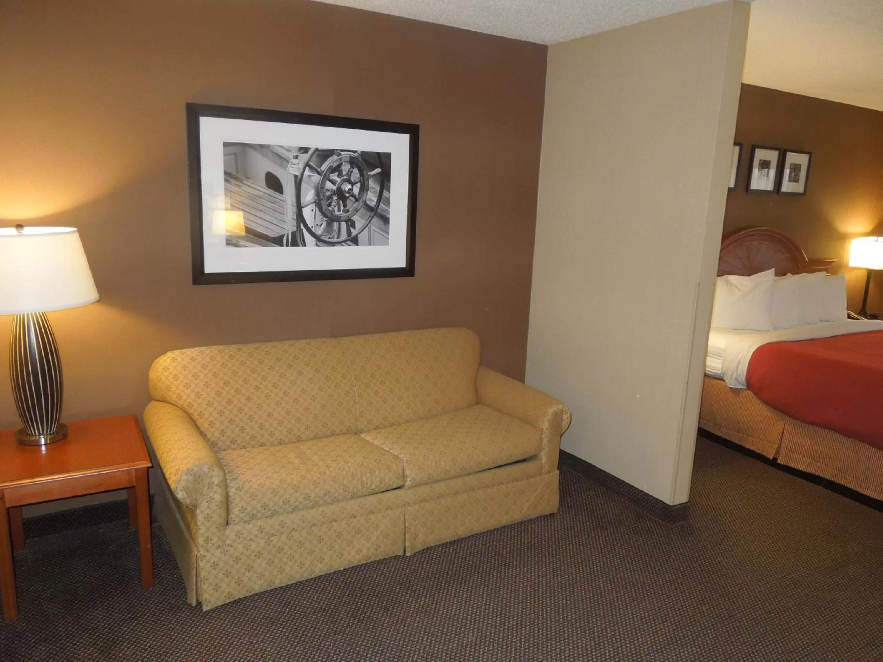 Living room, Bed in Country Inn & Suites by Radisson, Bel Air-Aberdeen, MD