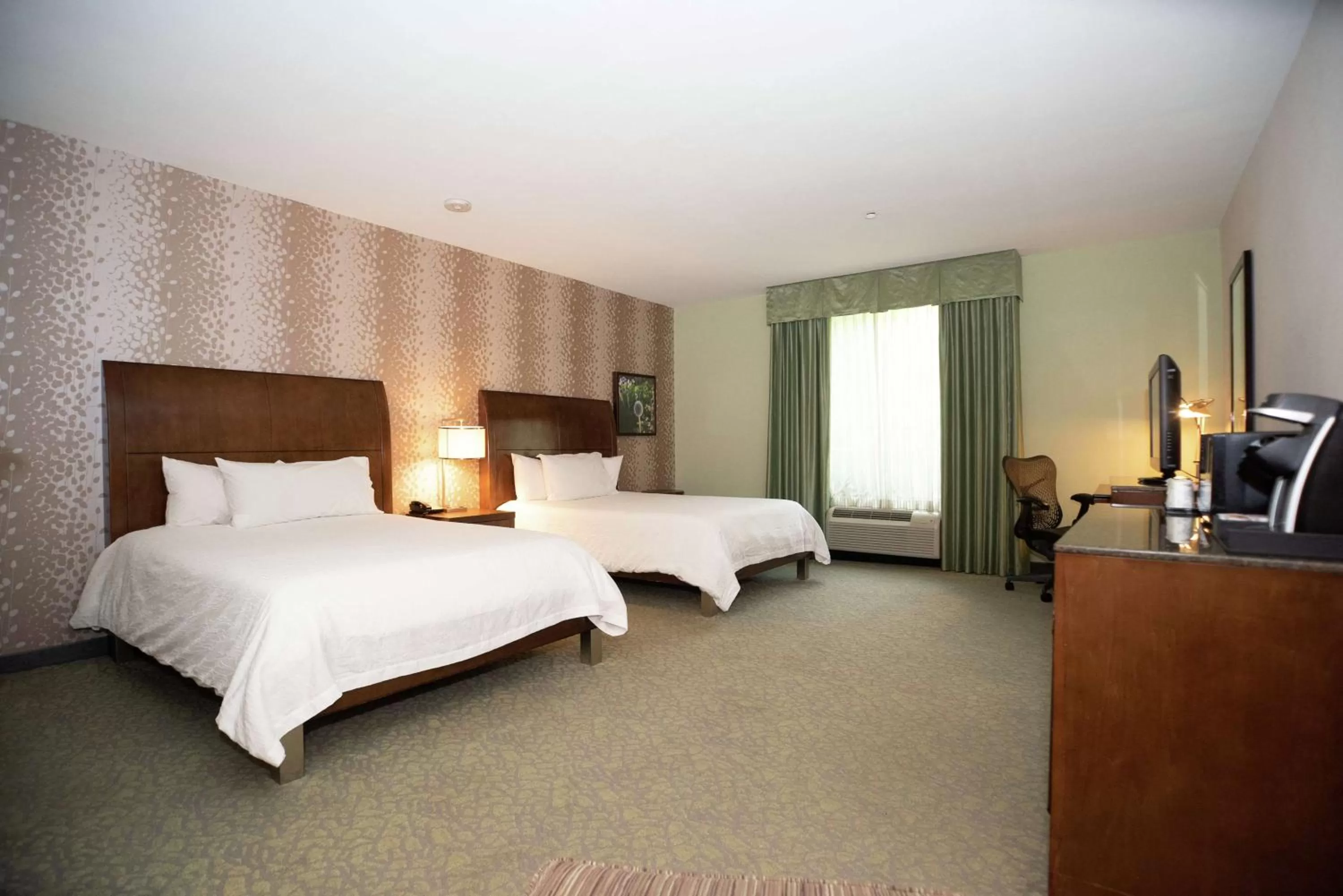 Bedroom, Bed in Hilton Garden Inn Covington/Mandeville