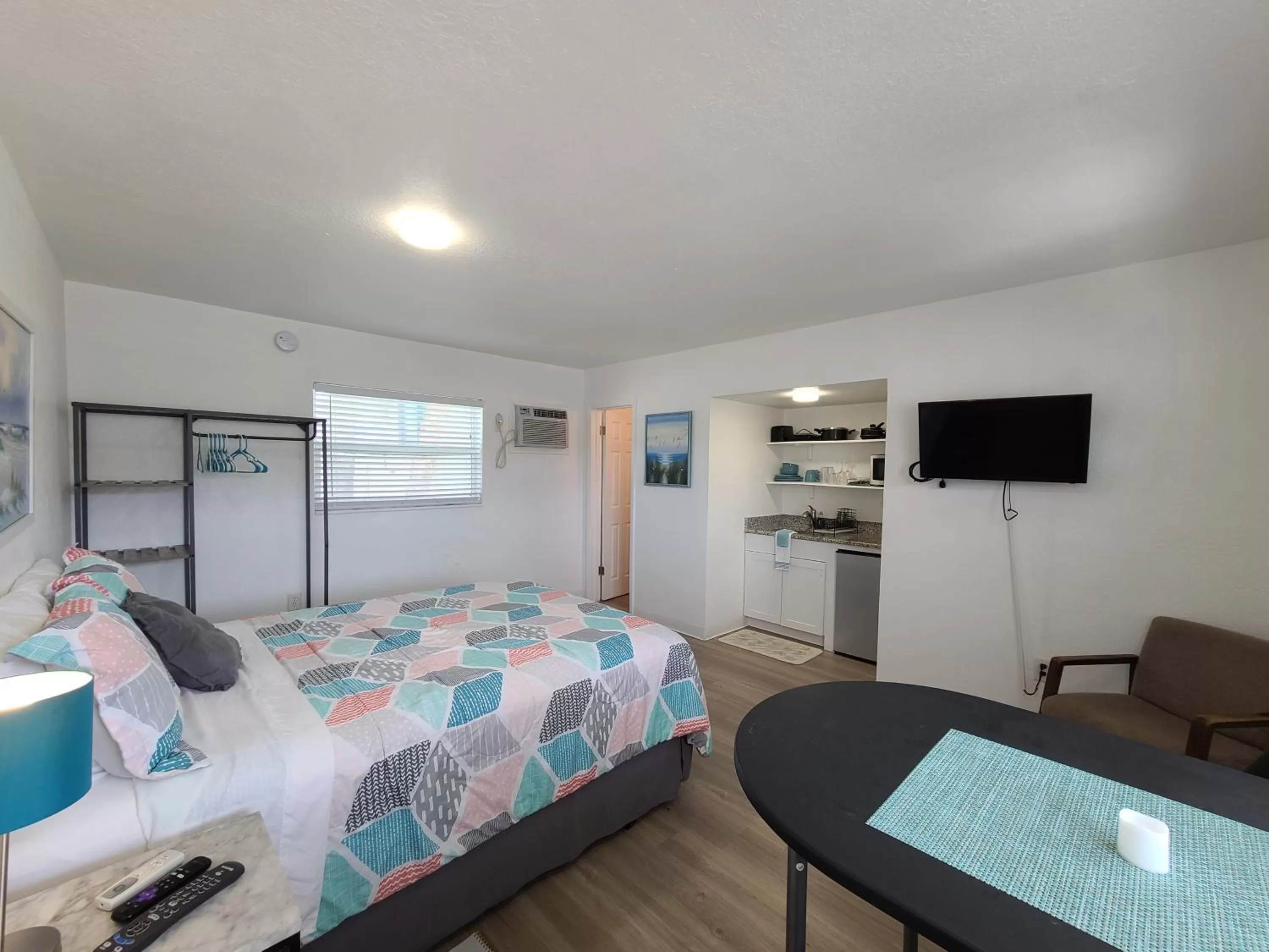 Bed in Sun Island Motel