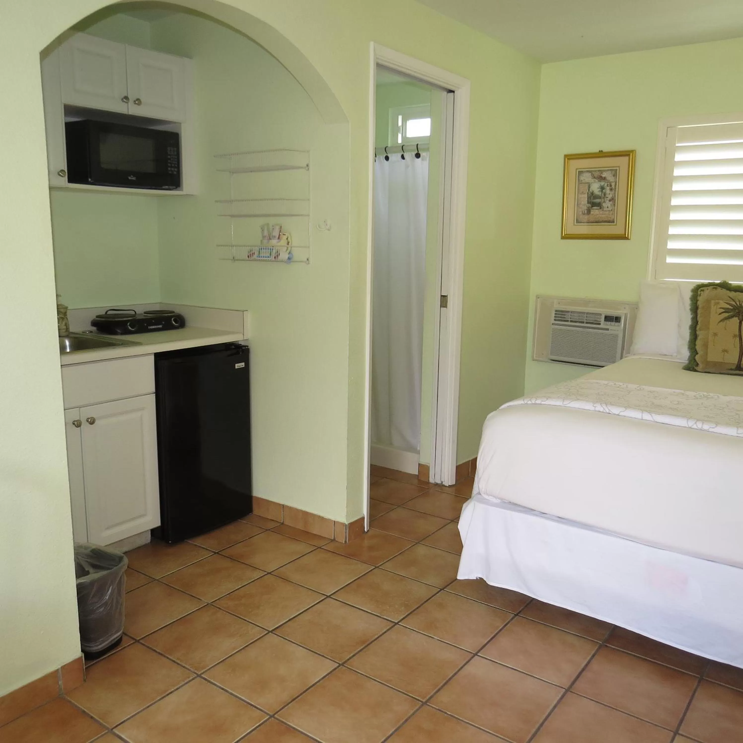 Kitchen or kitchenette, Bed in Leucadia Beach Inn