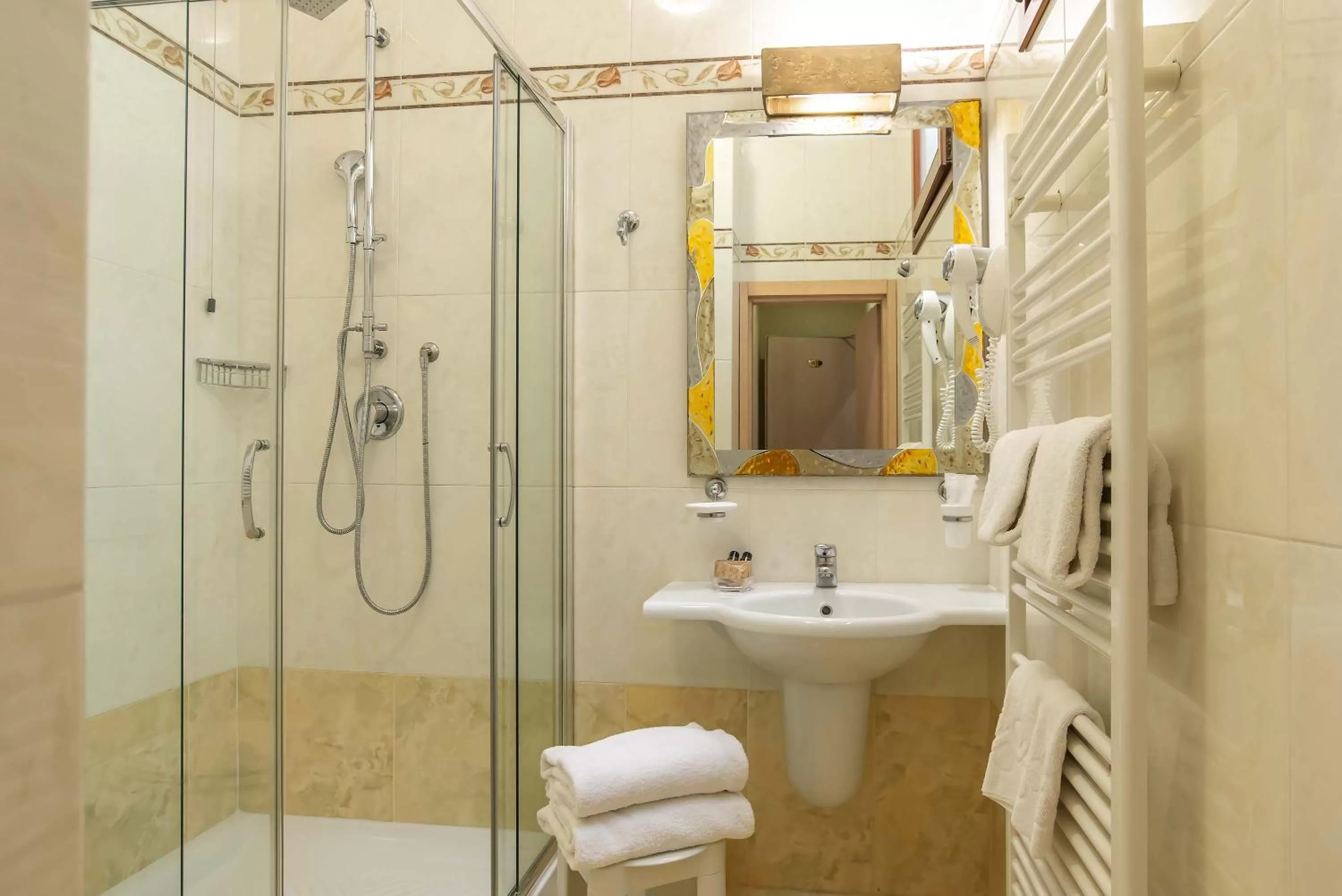 Shower in Hotel Alba Palace