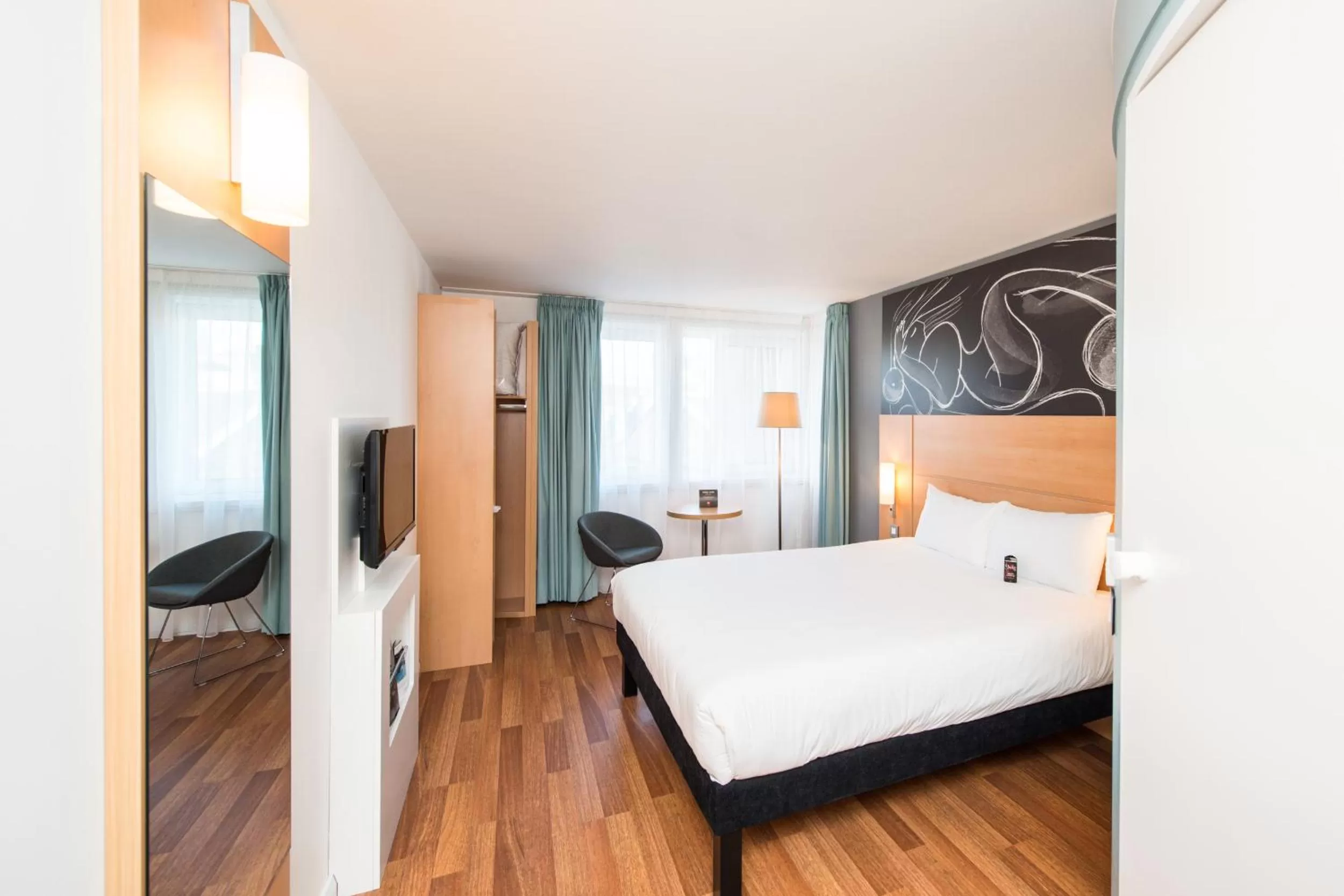 Photo of the whole room, Bed in ibis Edinburgh Centre South Bridge – Royal Mile