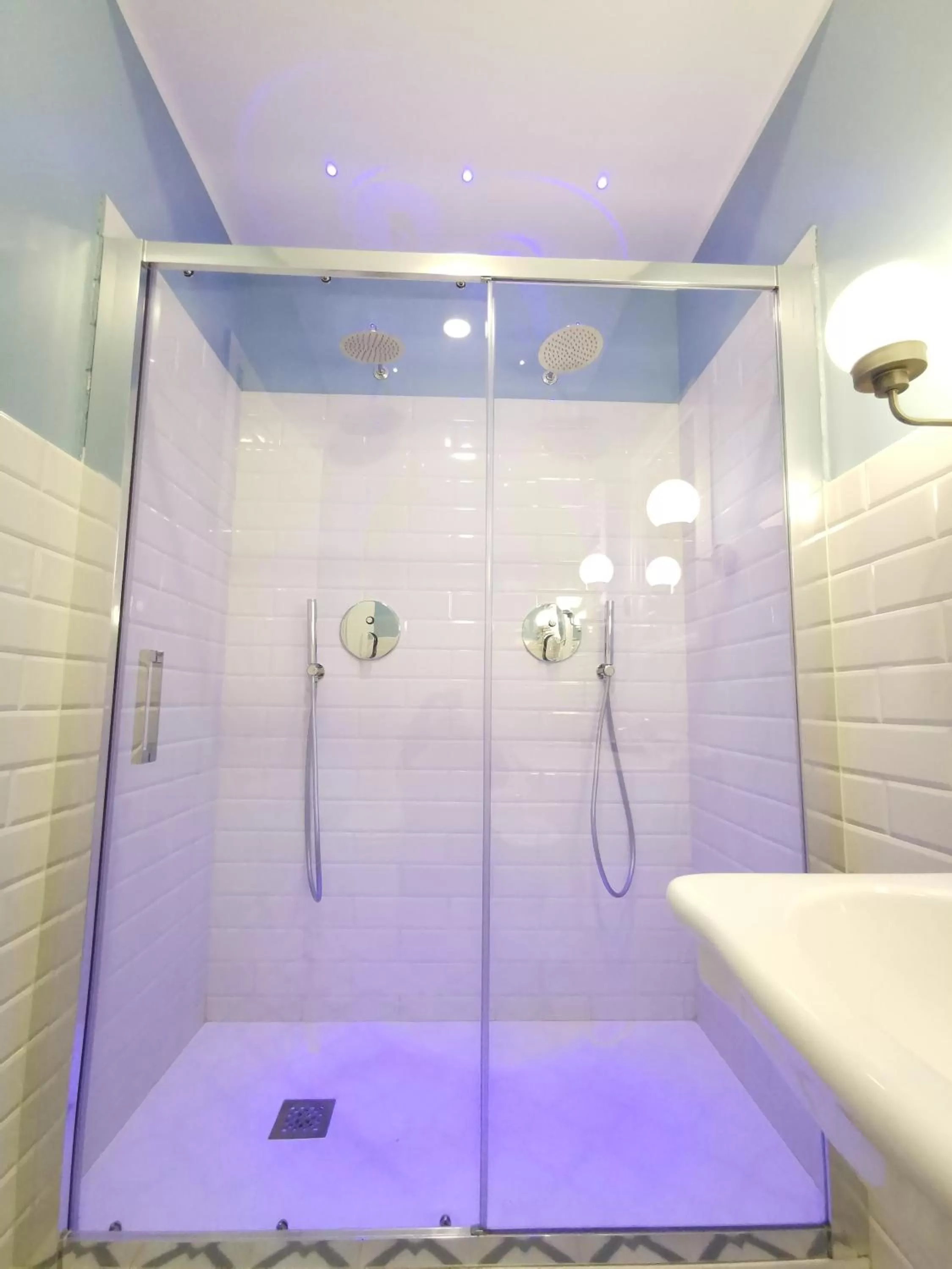 Shower, Bathroom in Opera Relais 85