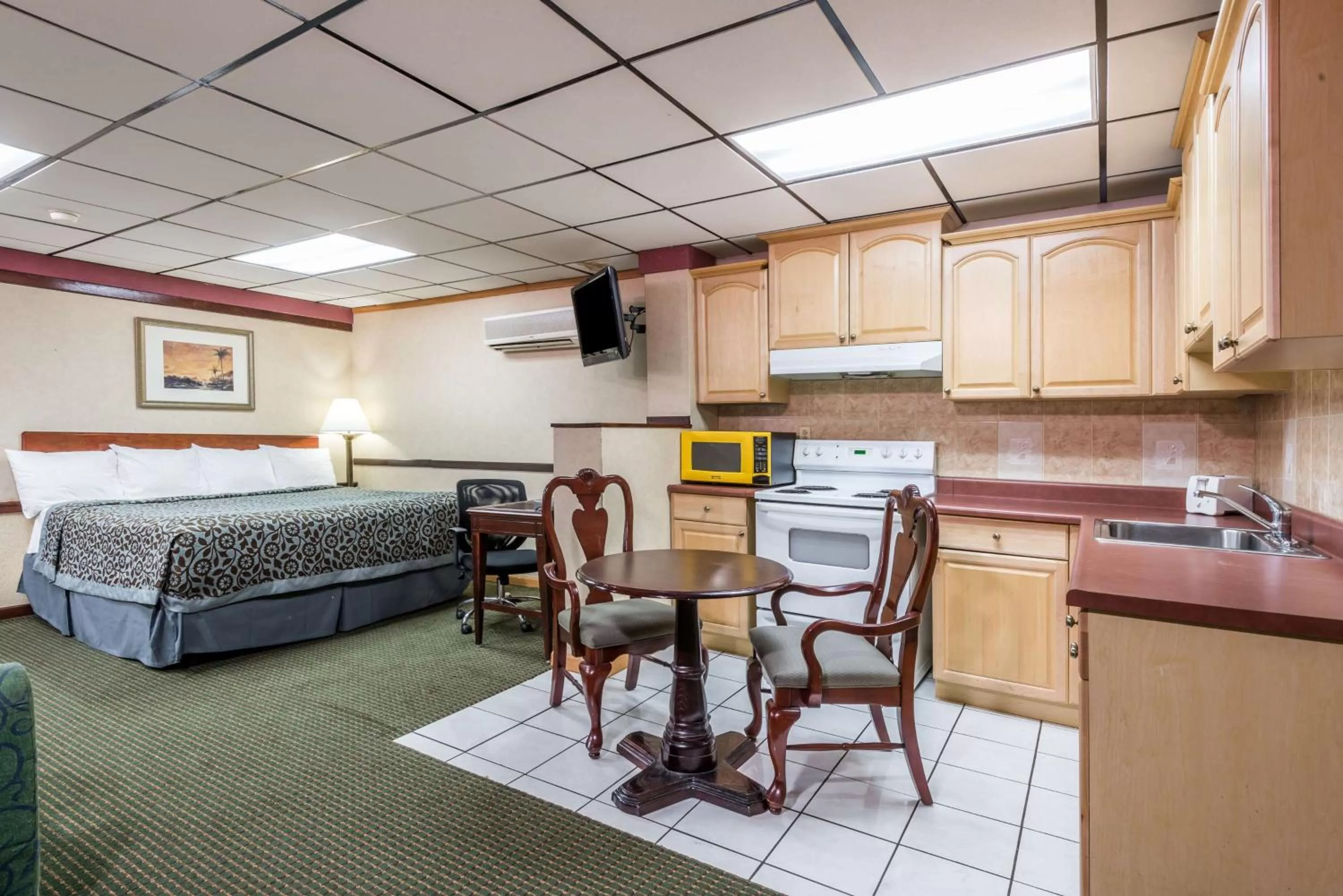 Photo of the whole room, Bed in Days Inn by Wyndham Pittsburgh