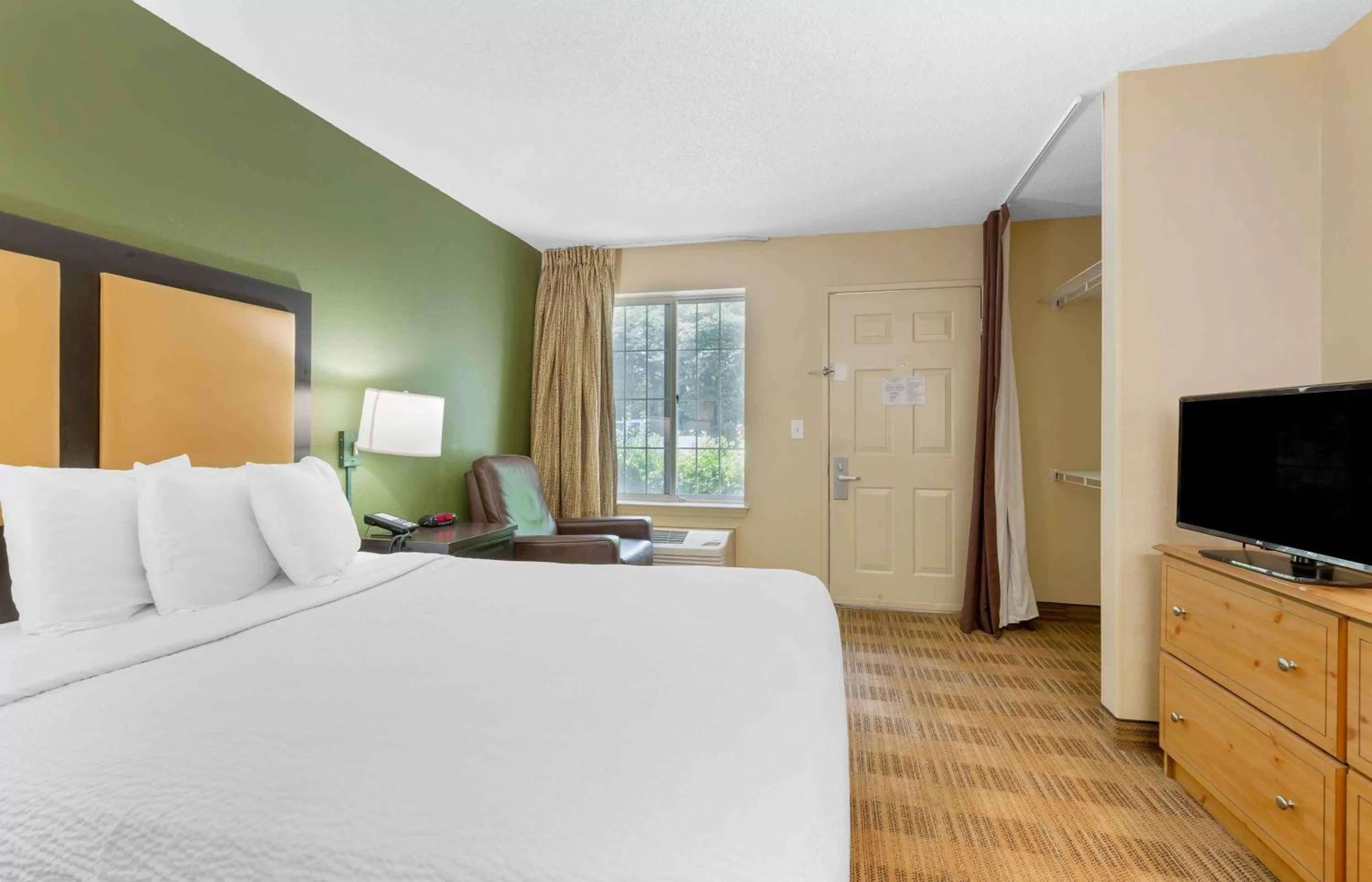 Bedroom, Bed in Extended Stay America Select Suites - Washington, DC - Sterling - Dulles