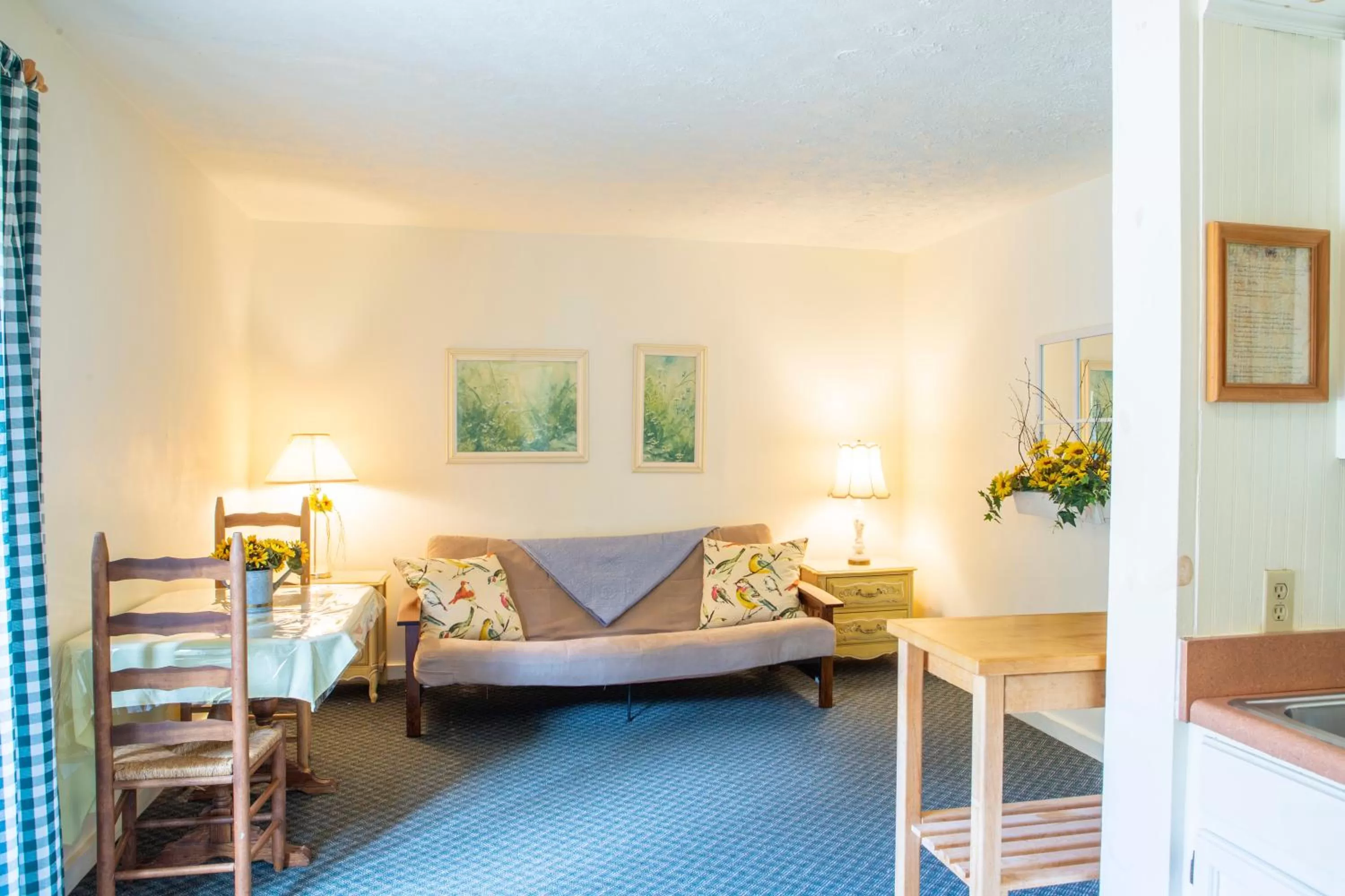 Living room, Bed in The Chimney Rock Inn & Cottages