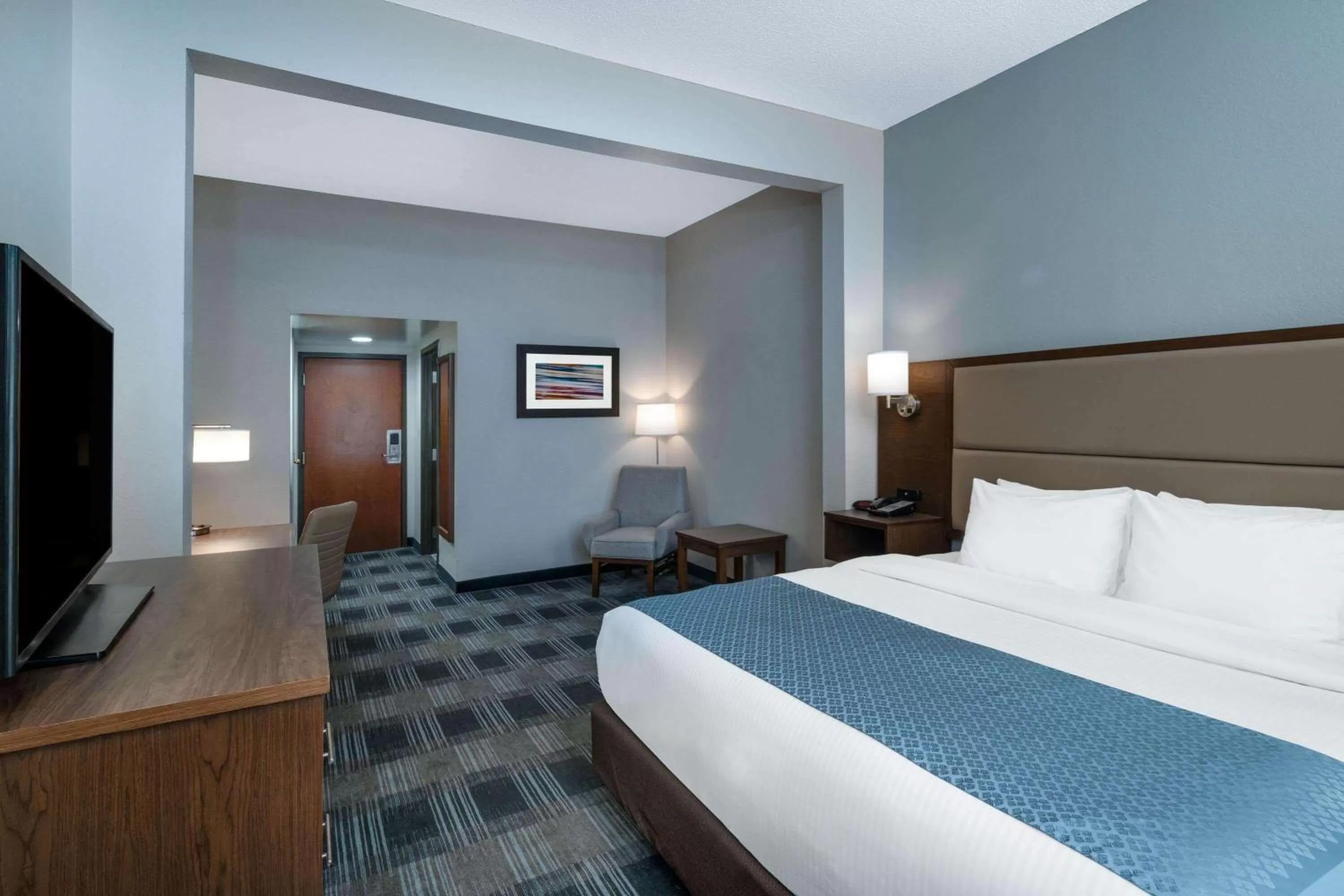 Photo of the whole room, Bed in Holiday Inn Express & Suites - Mobile - I-65 by IHG