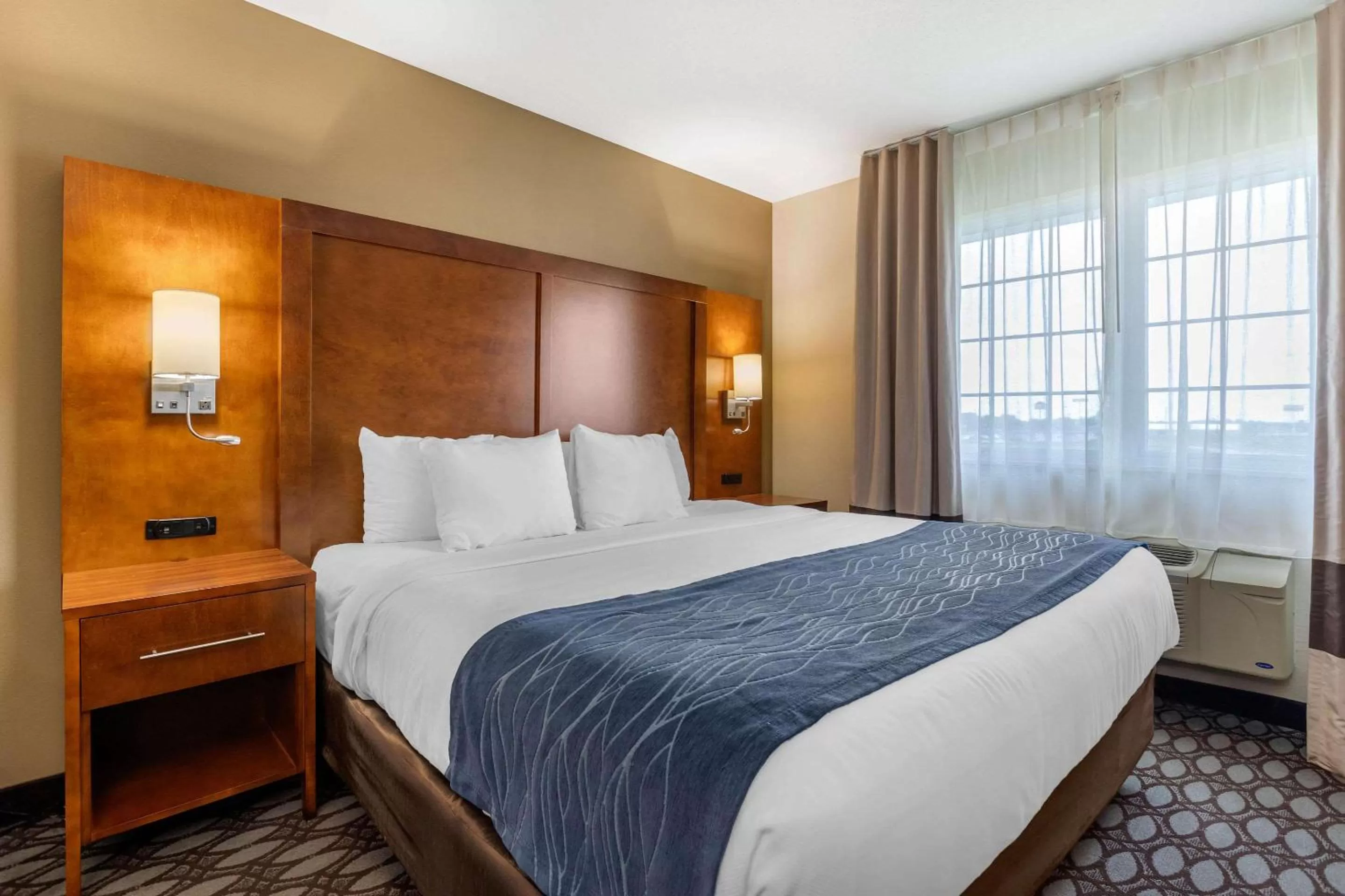Photo of the whole room, Bed in Comfort Inn Story City
