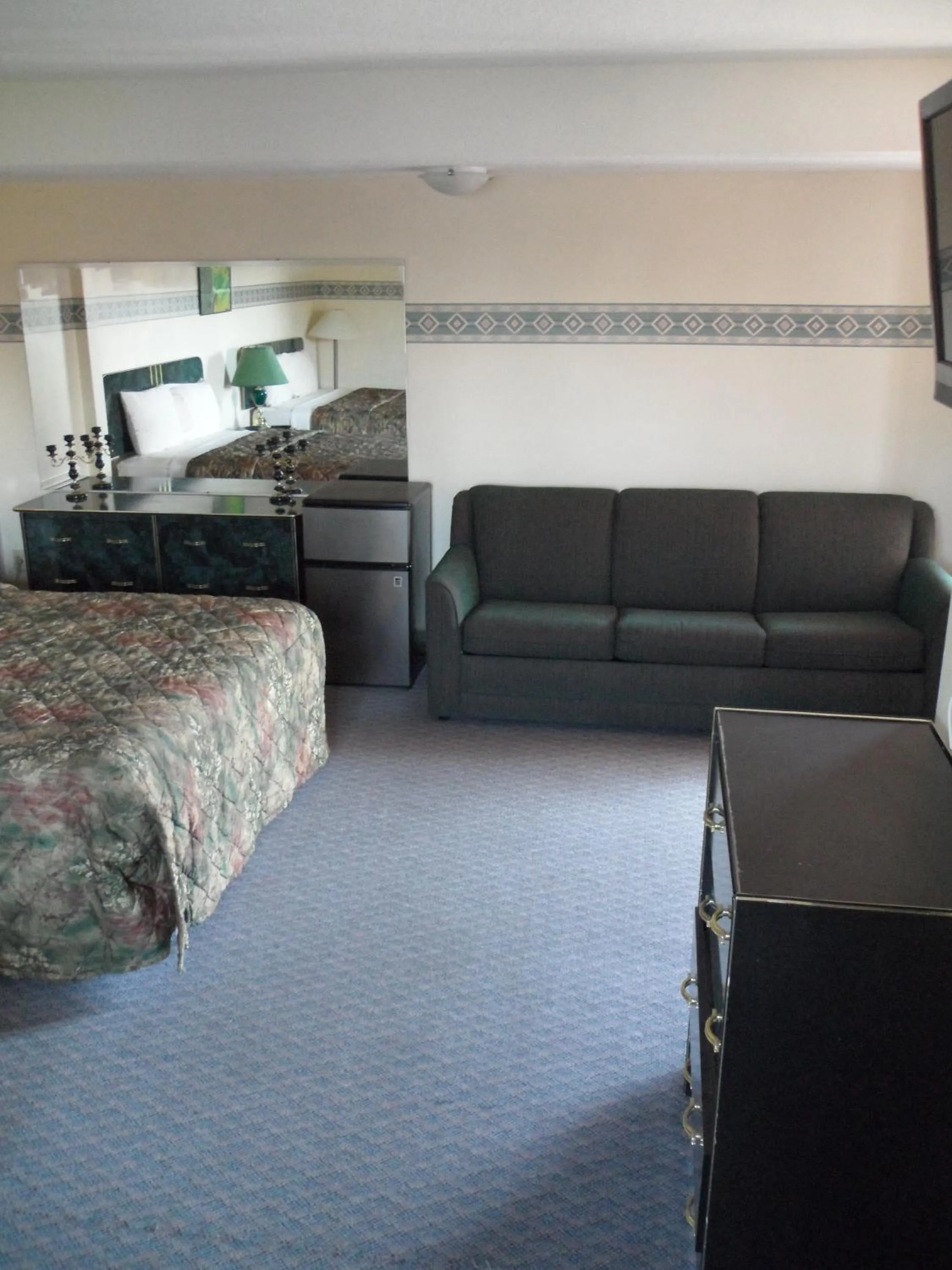 Bedroom in Scottish Inn Near the Falls and Casino