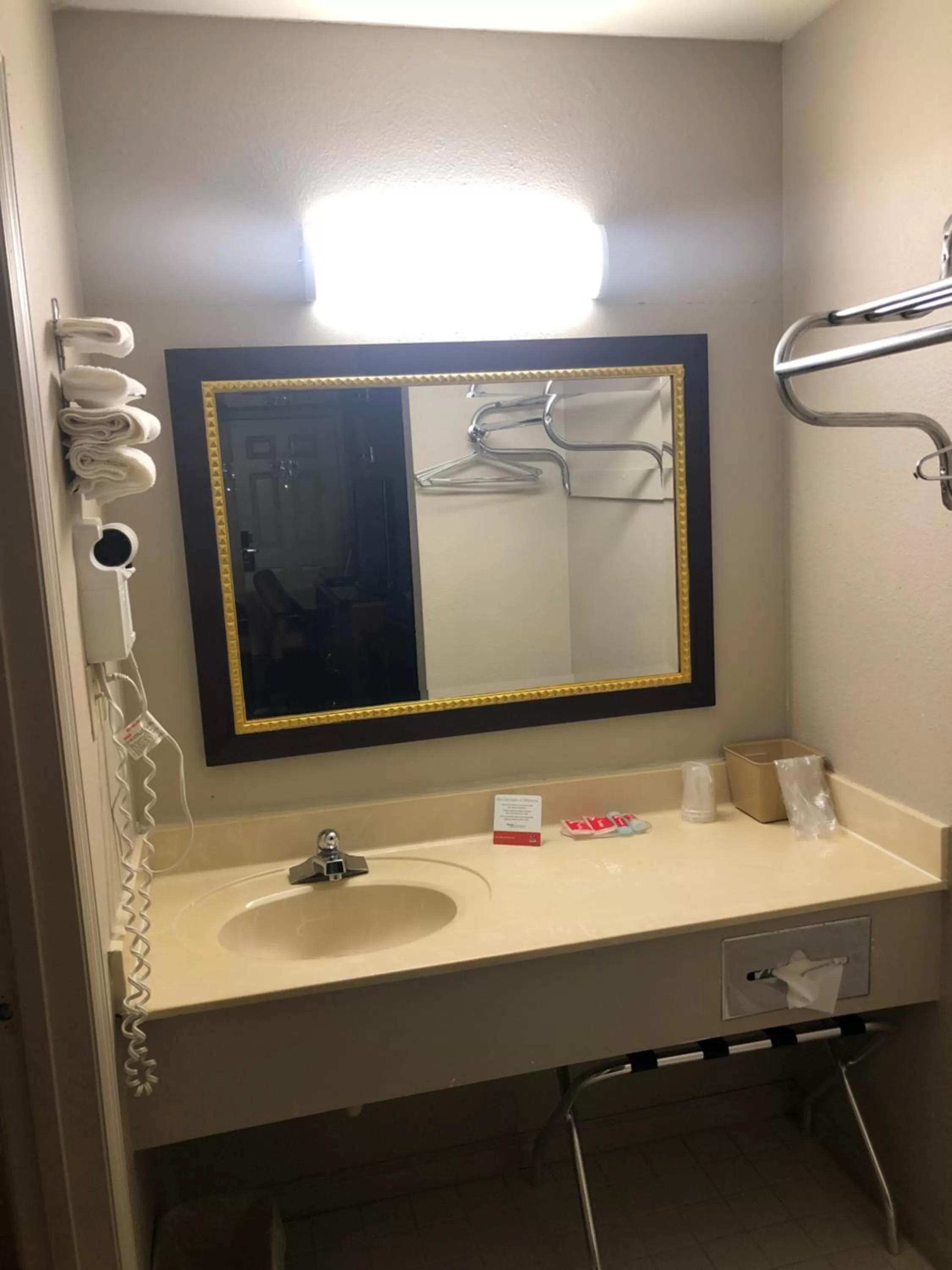 Bathroom in Econo Lodge - Athens