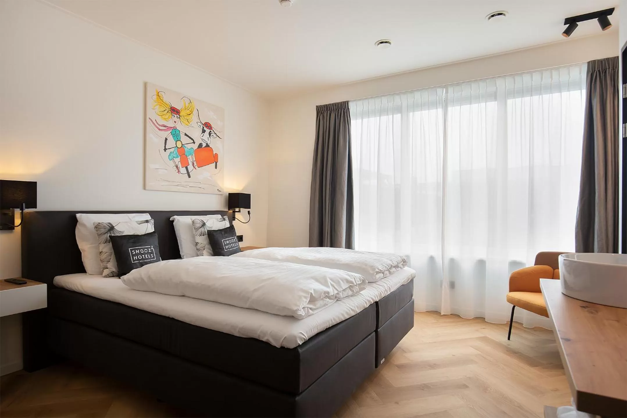 Bed in Snoozz Hotels Bolsward Boutique hotel zonder receptie met digitale sleutel