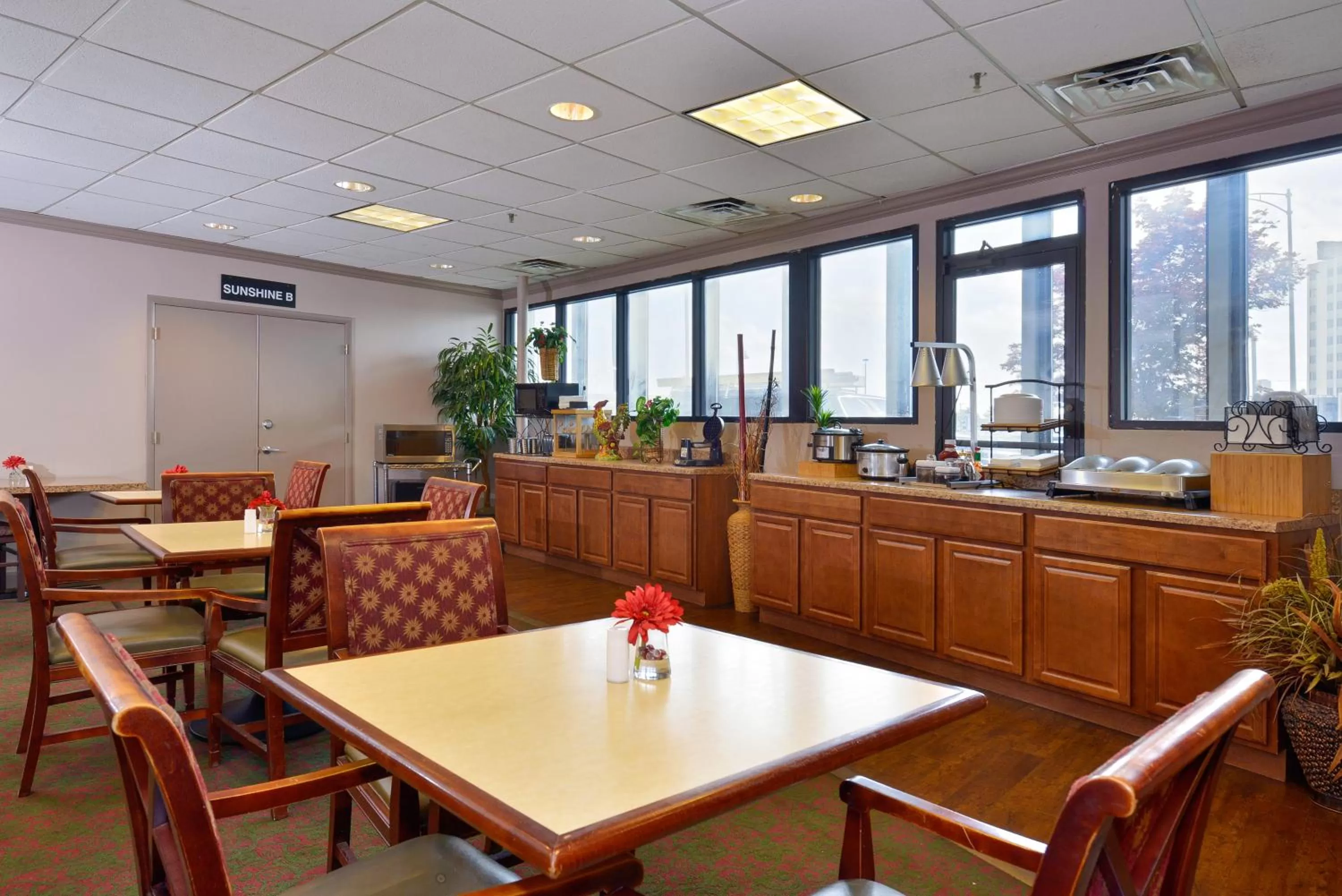 Restaurant/places to eat in Lamplighter Inn-South