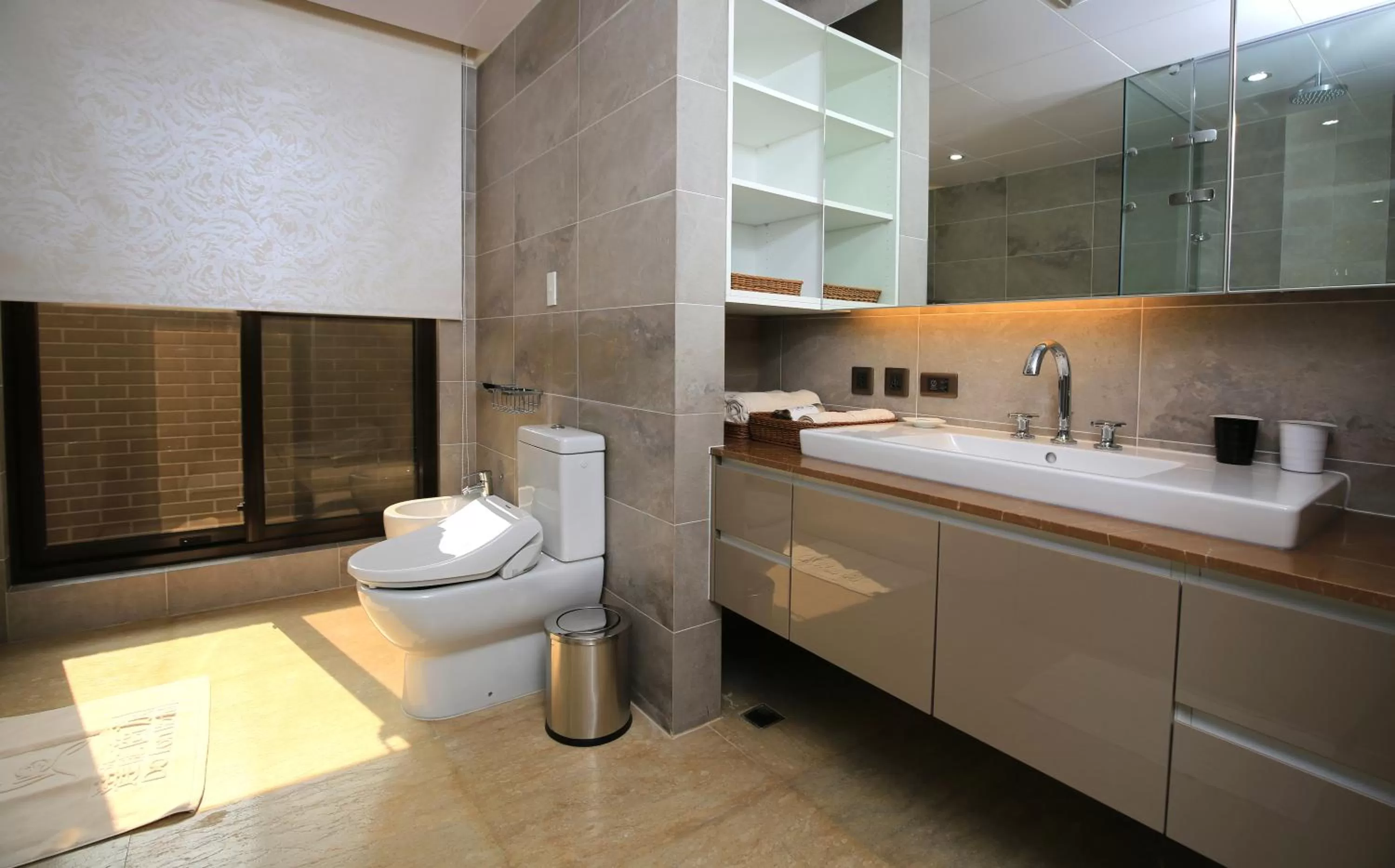 Toilet in Darlon Hotel