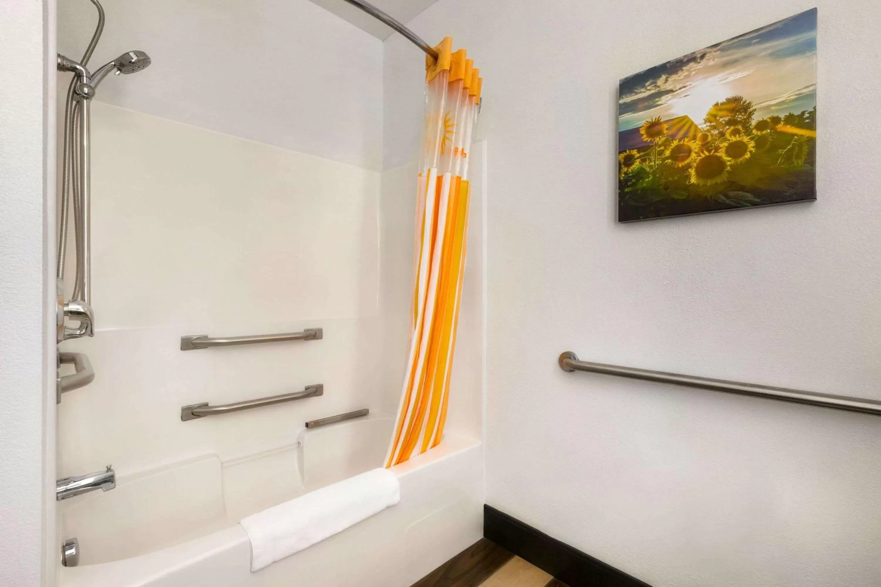 Bathroom in La Quinta by Wyndham Dublin