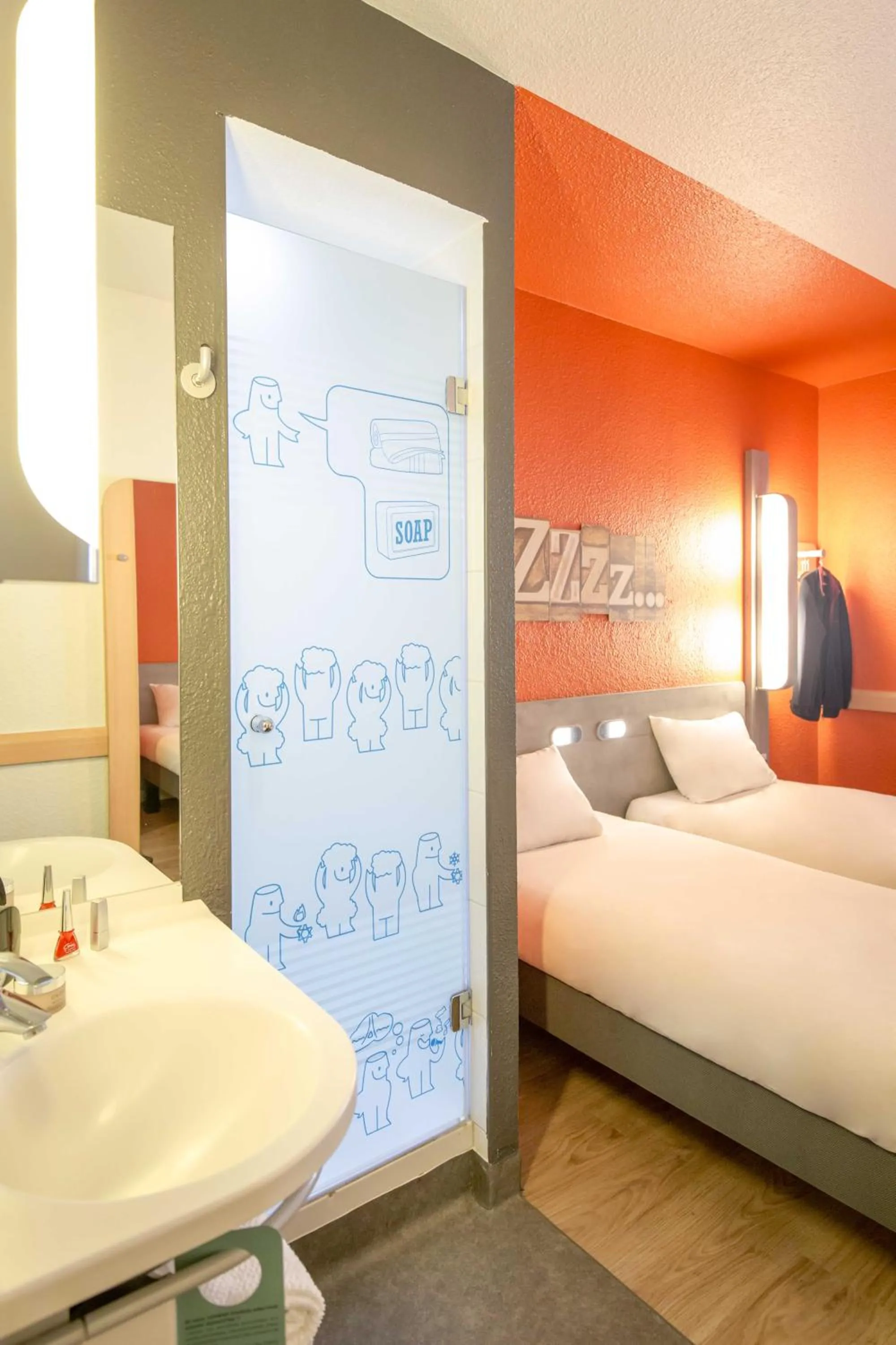 Shower, Bed in Ibis Budget Marseille Timone