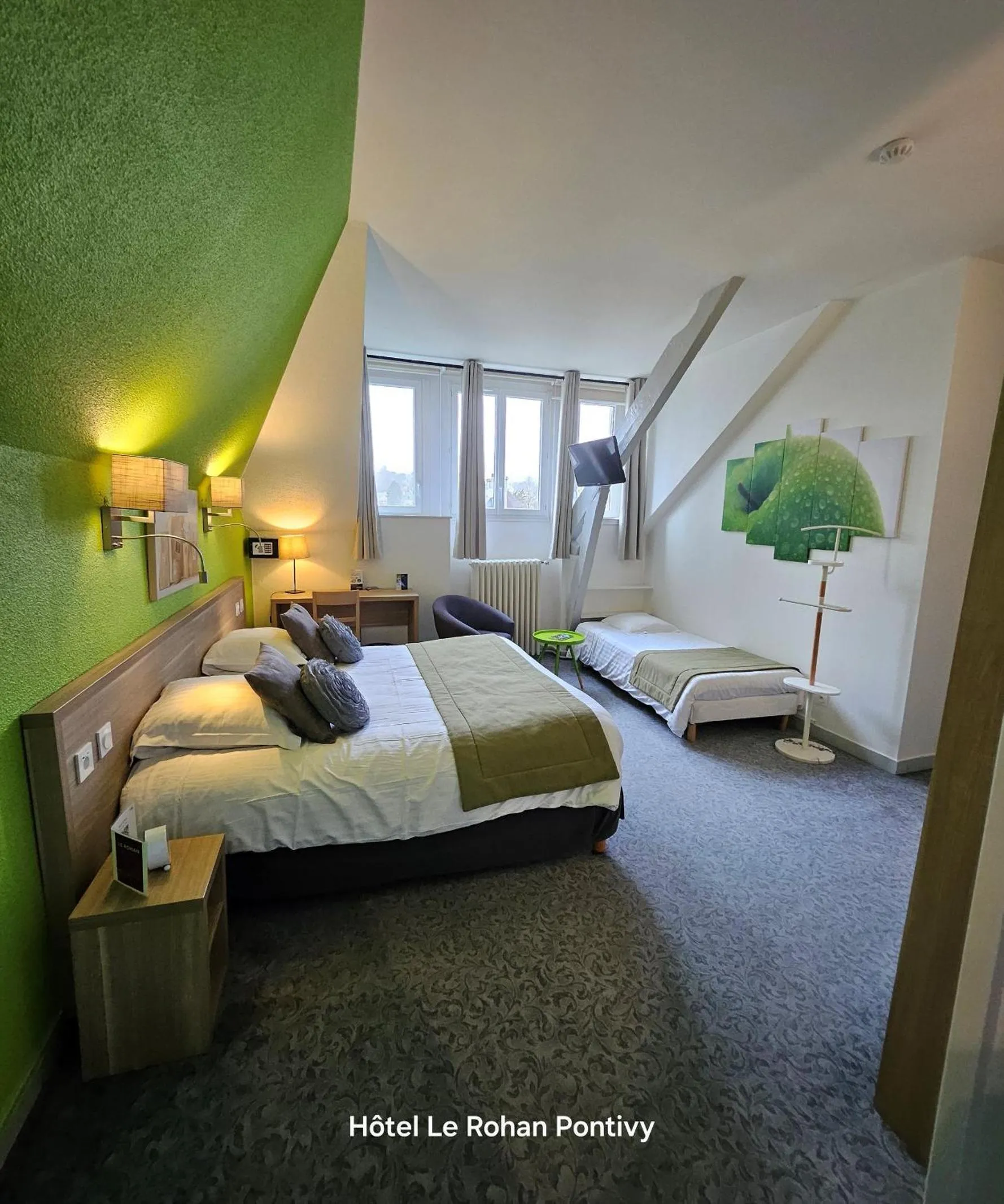 Guests, Bed in Hôtel Le Rohan Charme et Caractère