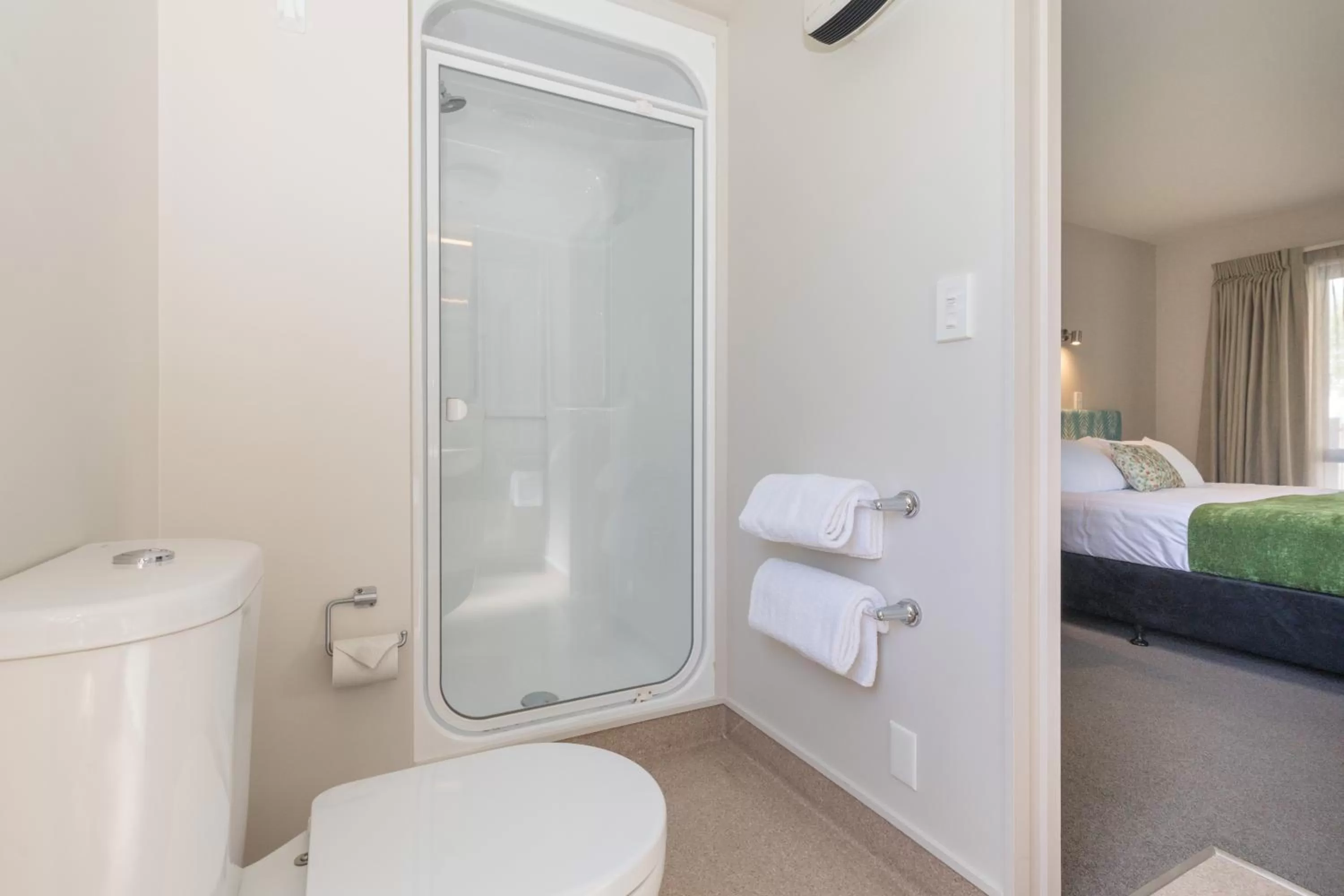 Bathroom, Bed in Bella Vista Motel New Plymouth