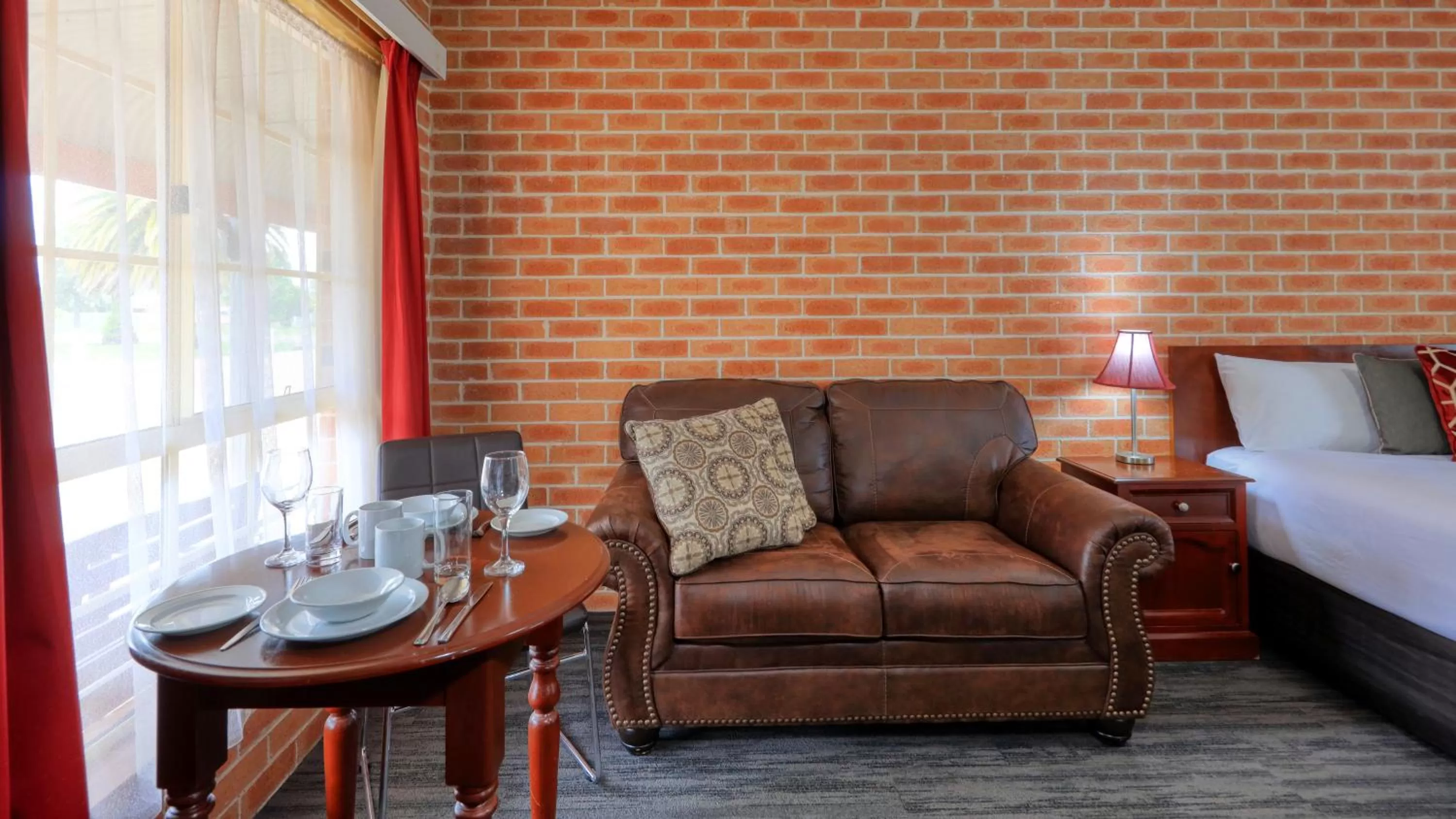 Seating area, Bed in Country Gardens Motor Inn