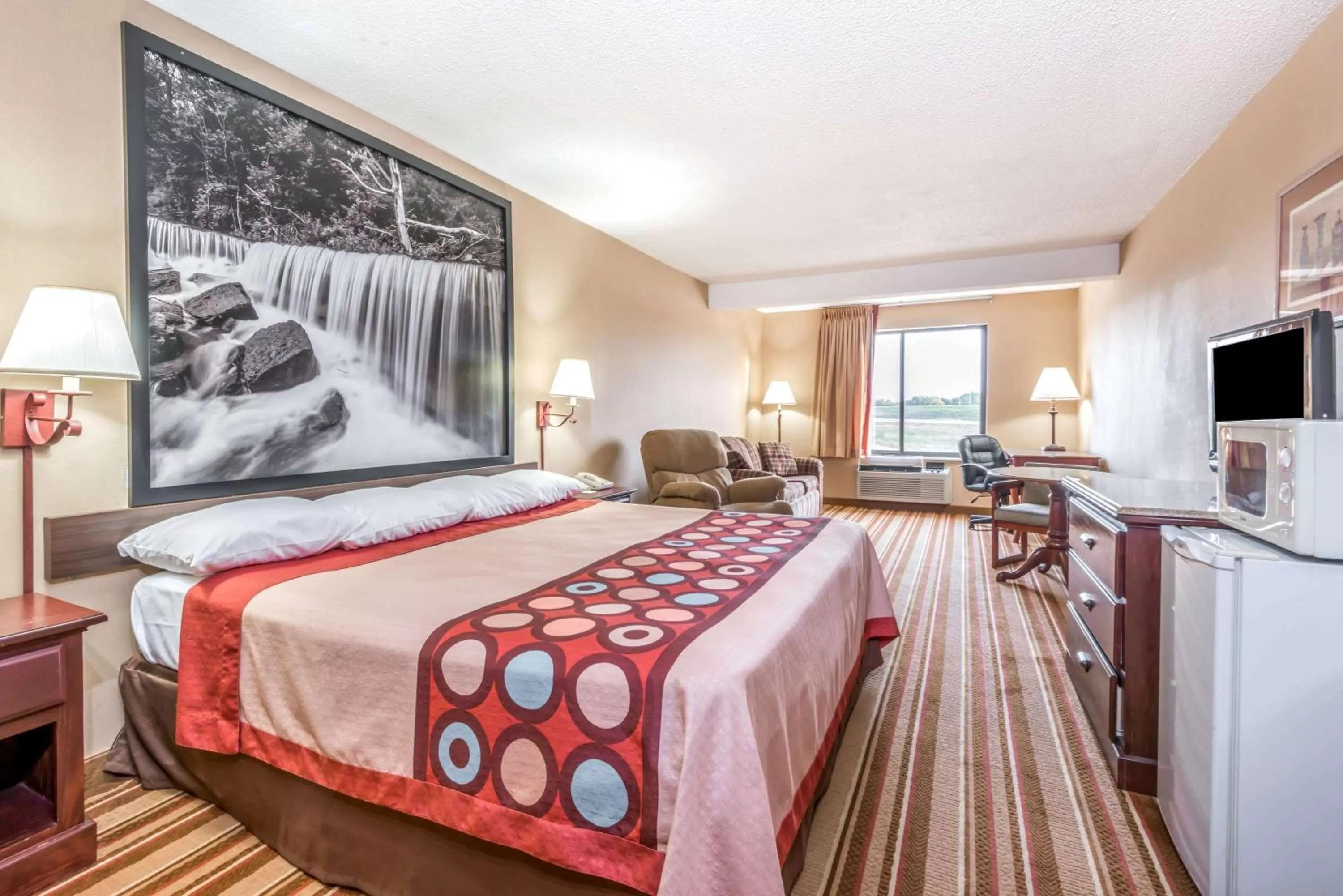 Photo of the whole room, Bed in Super 8 by Wyndham Salina I-70