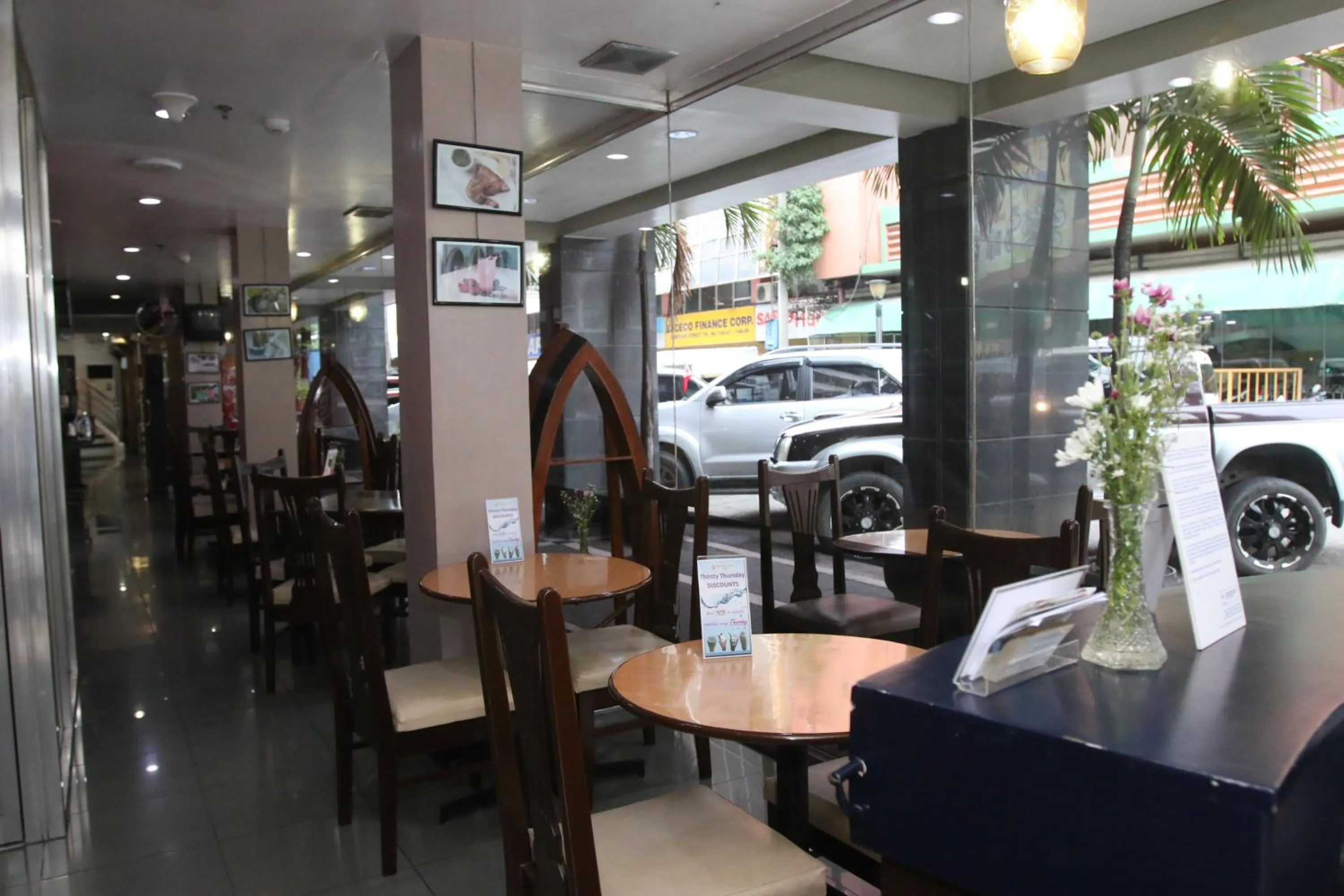 Restaurant/places to eat in Harbor Town Hotel