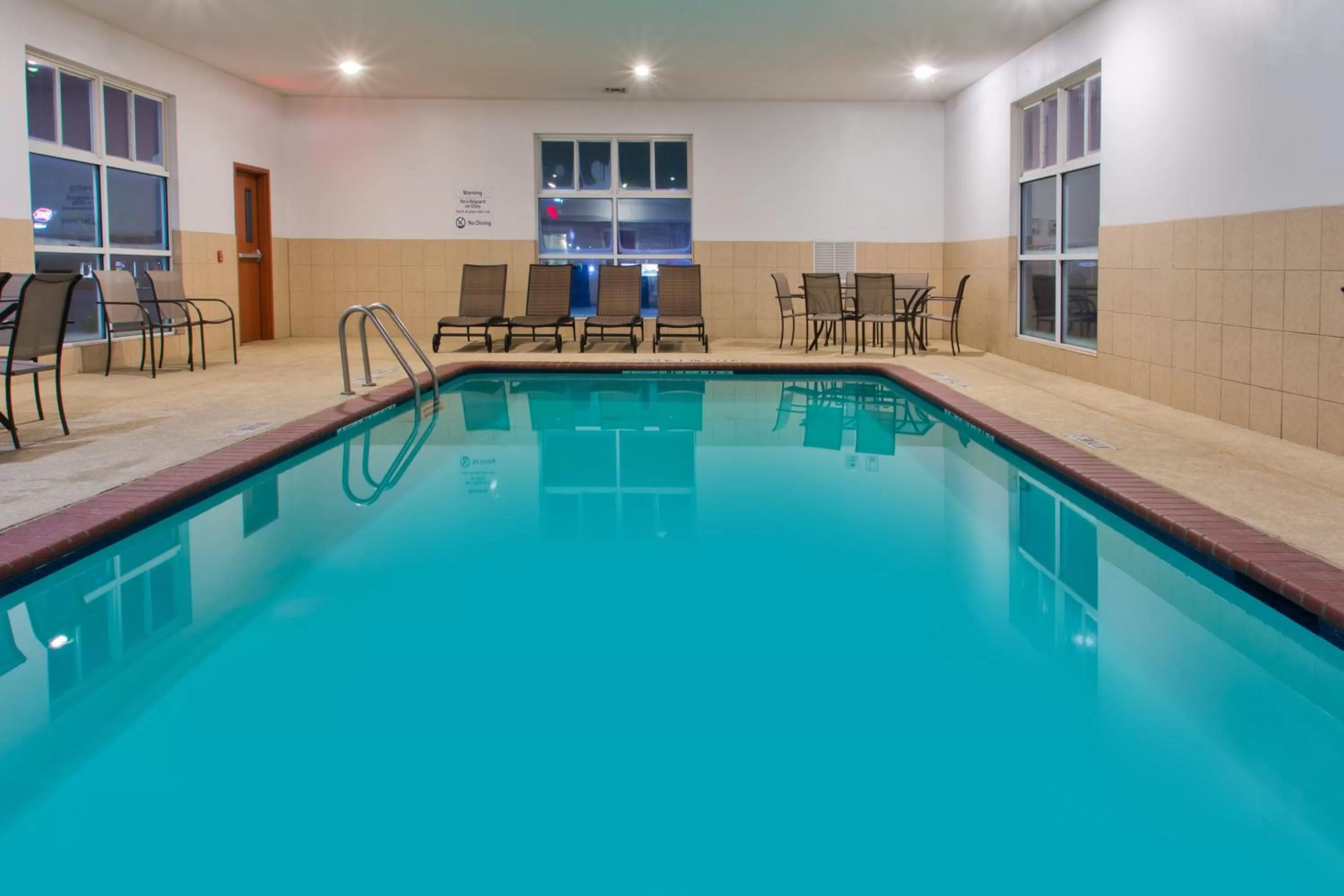 Swimming pool in Holiday Inn Express Hotel & Suites Alvarado by IHG