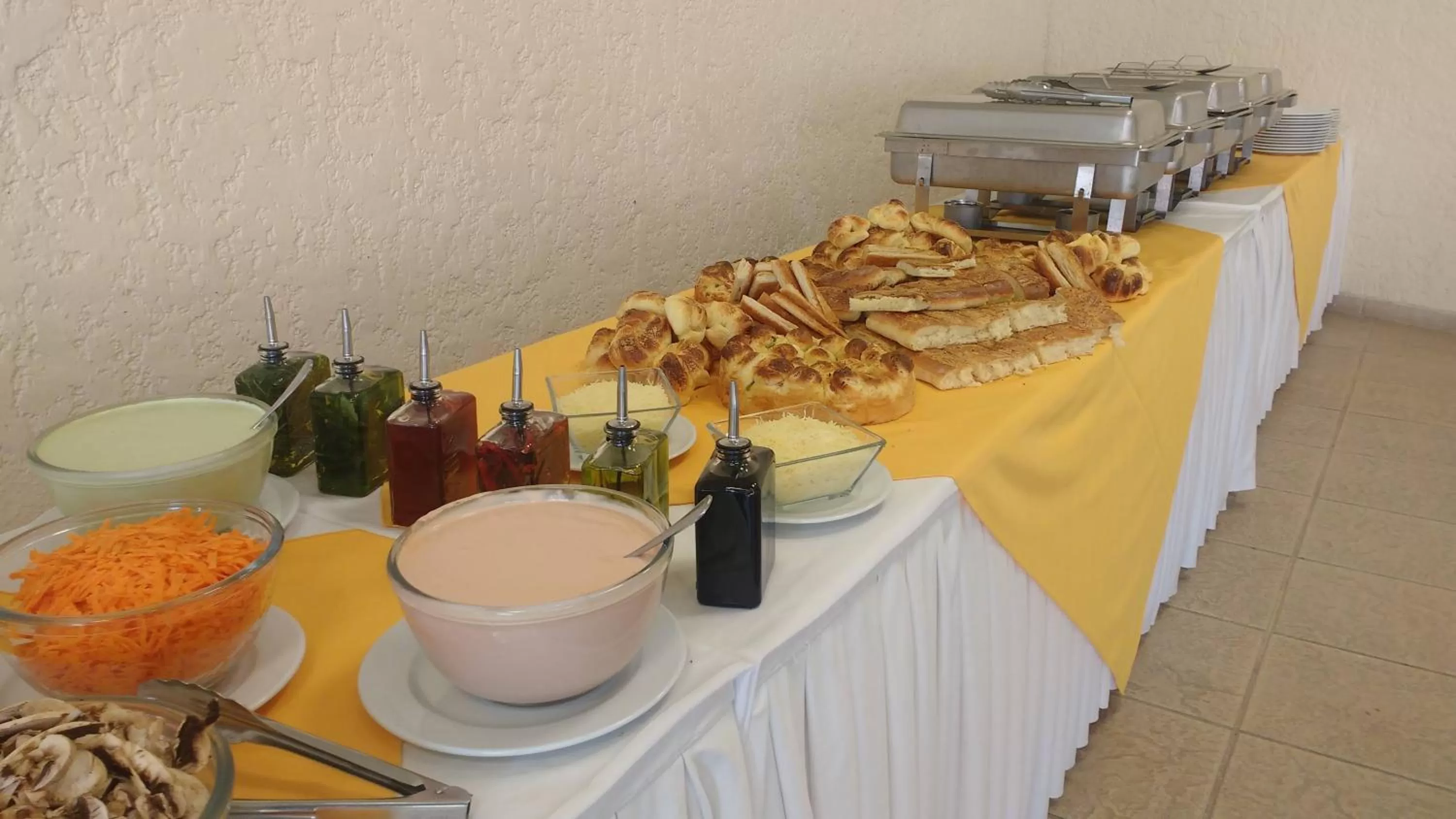 Food and drinks in Country Plaza