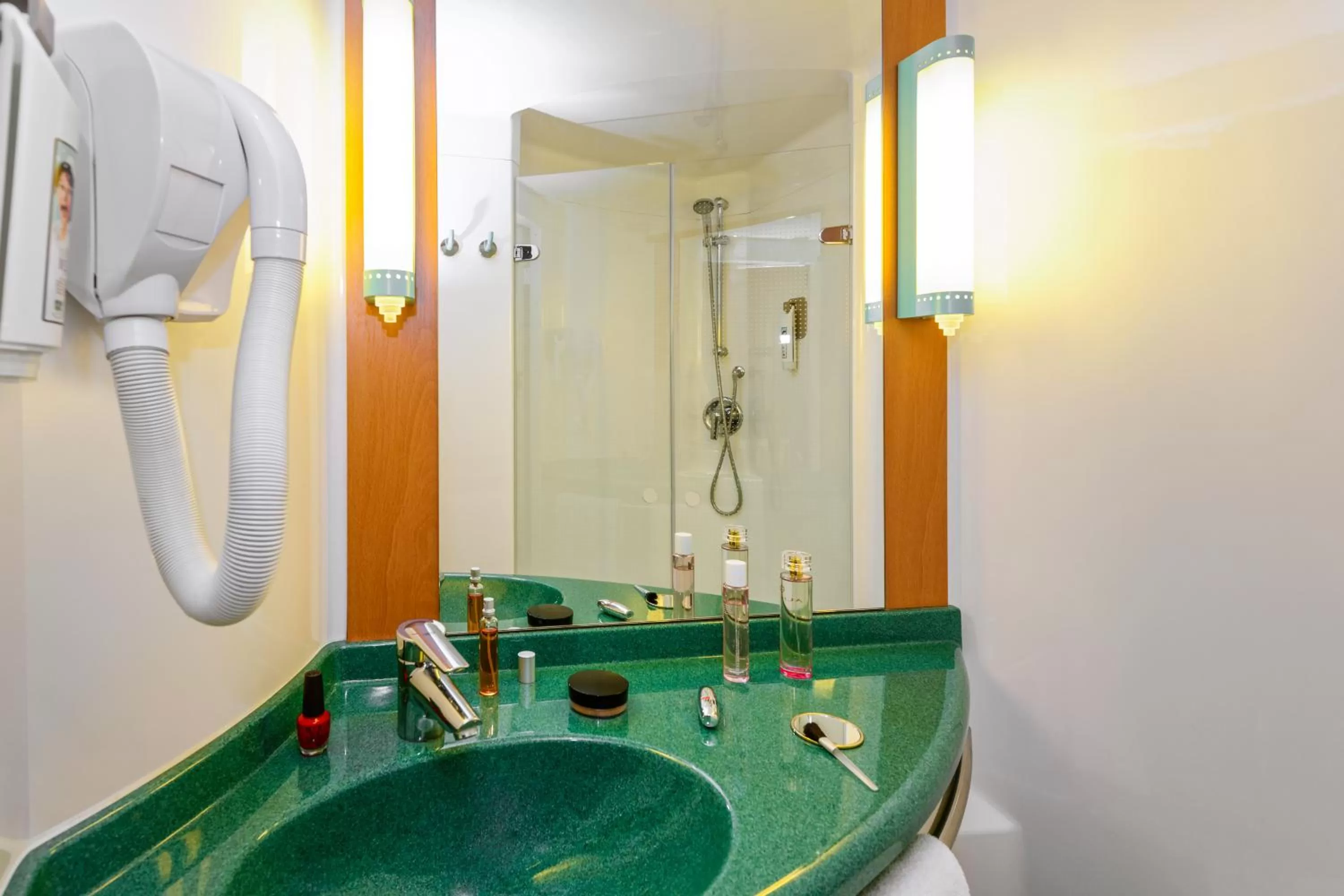 Shower in ibis Liège Seraing