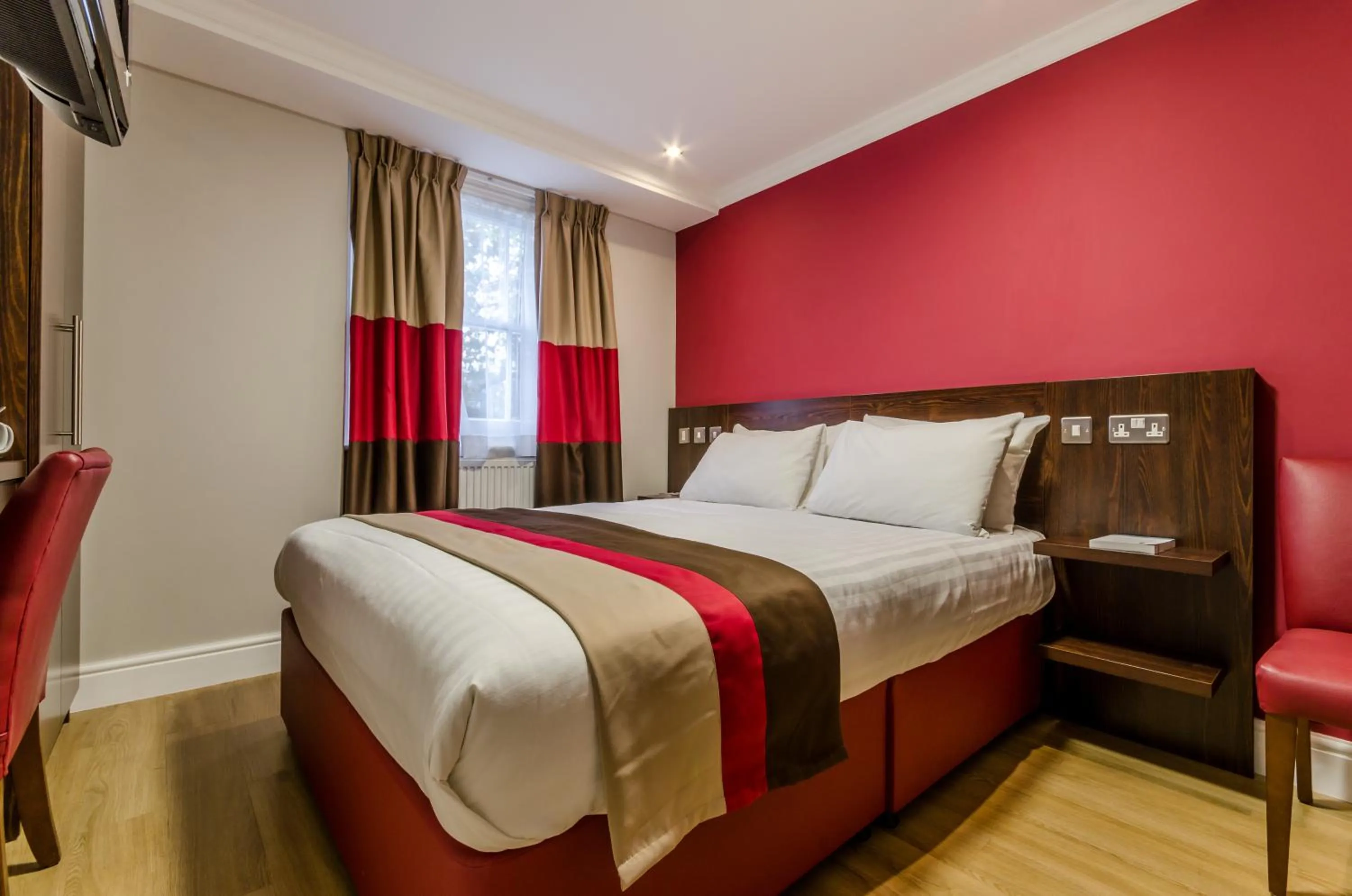 Bed in Royal Cambridge Hotel