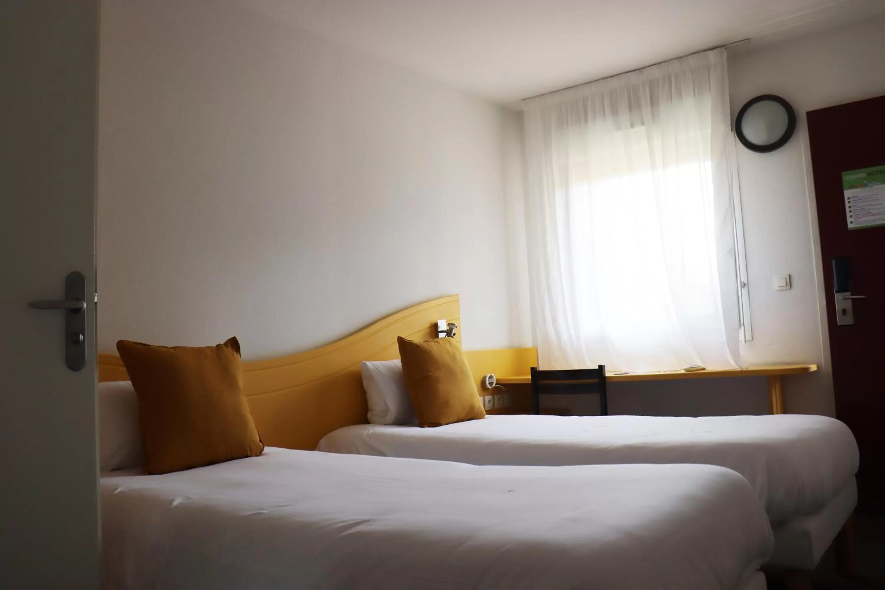 Bed in Hôtel Lémand Lyon Est - Villefontaine