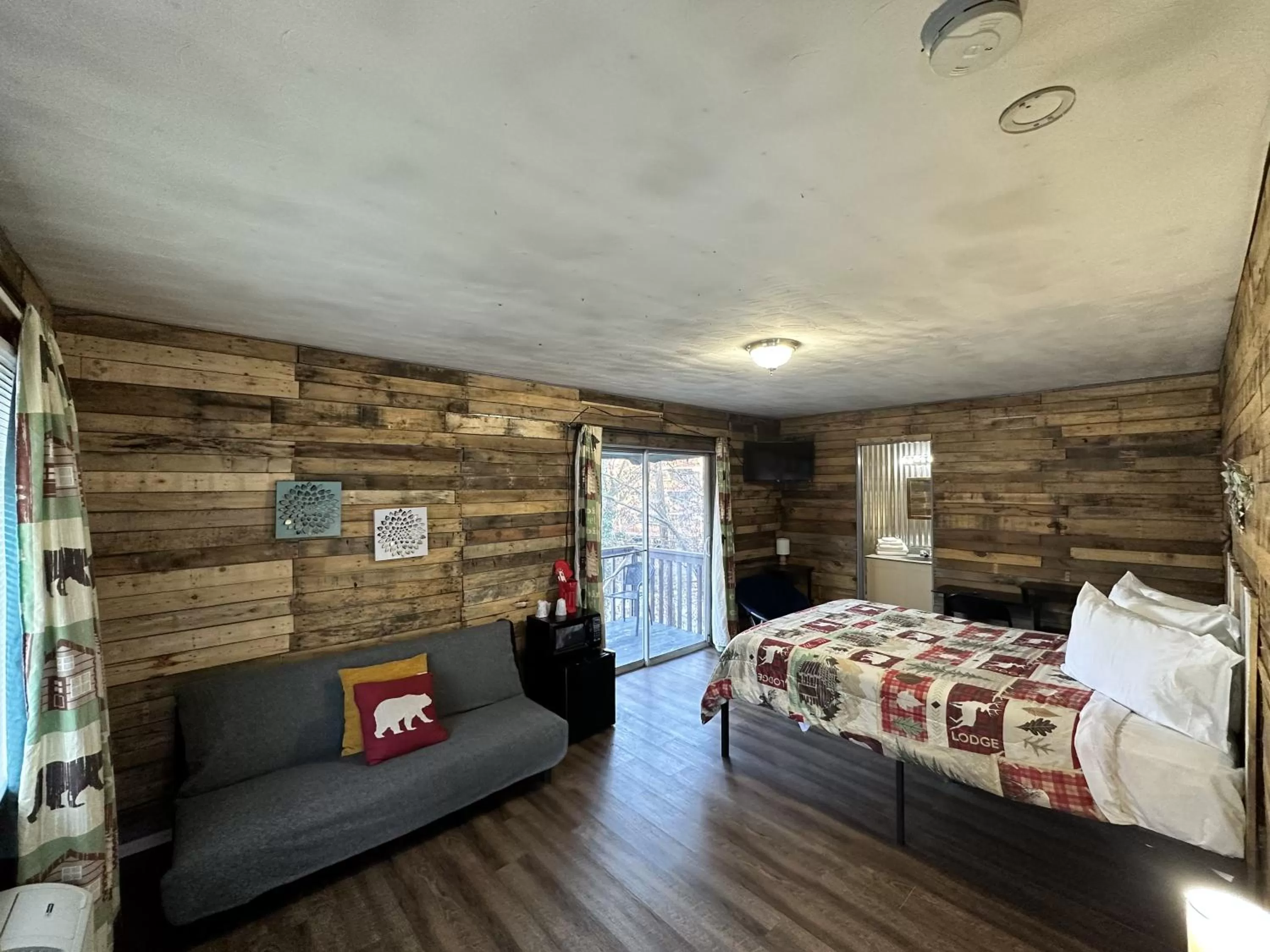 Photo of the whole room, Bed in Ski Mountain Lodge