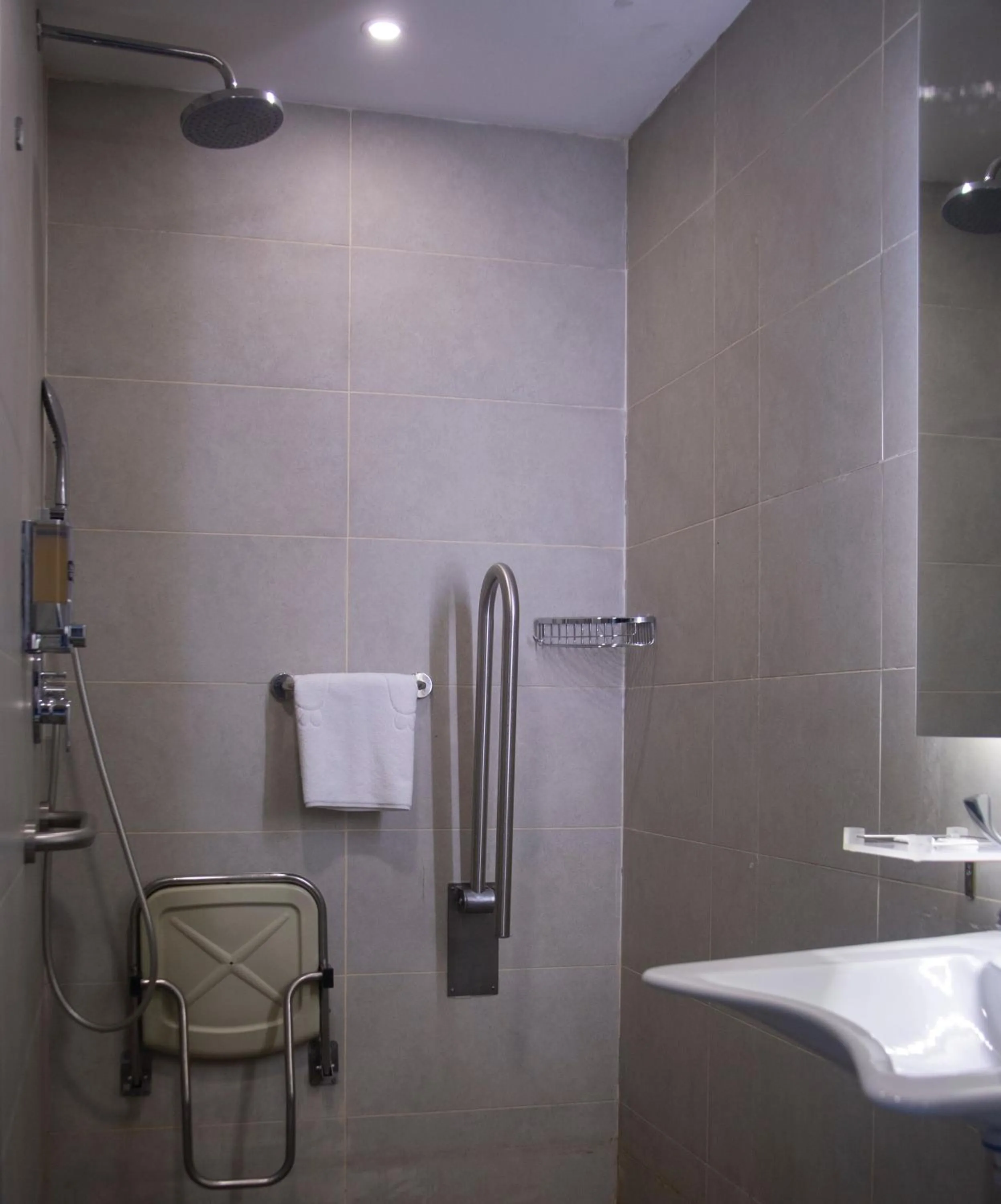 Bathroom in La Quinta by Wyndham Istanbul Gunesli