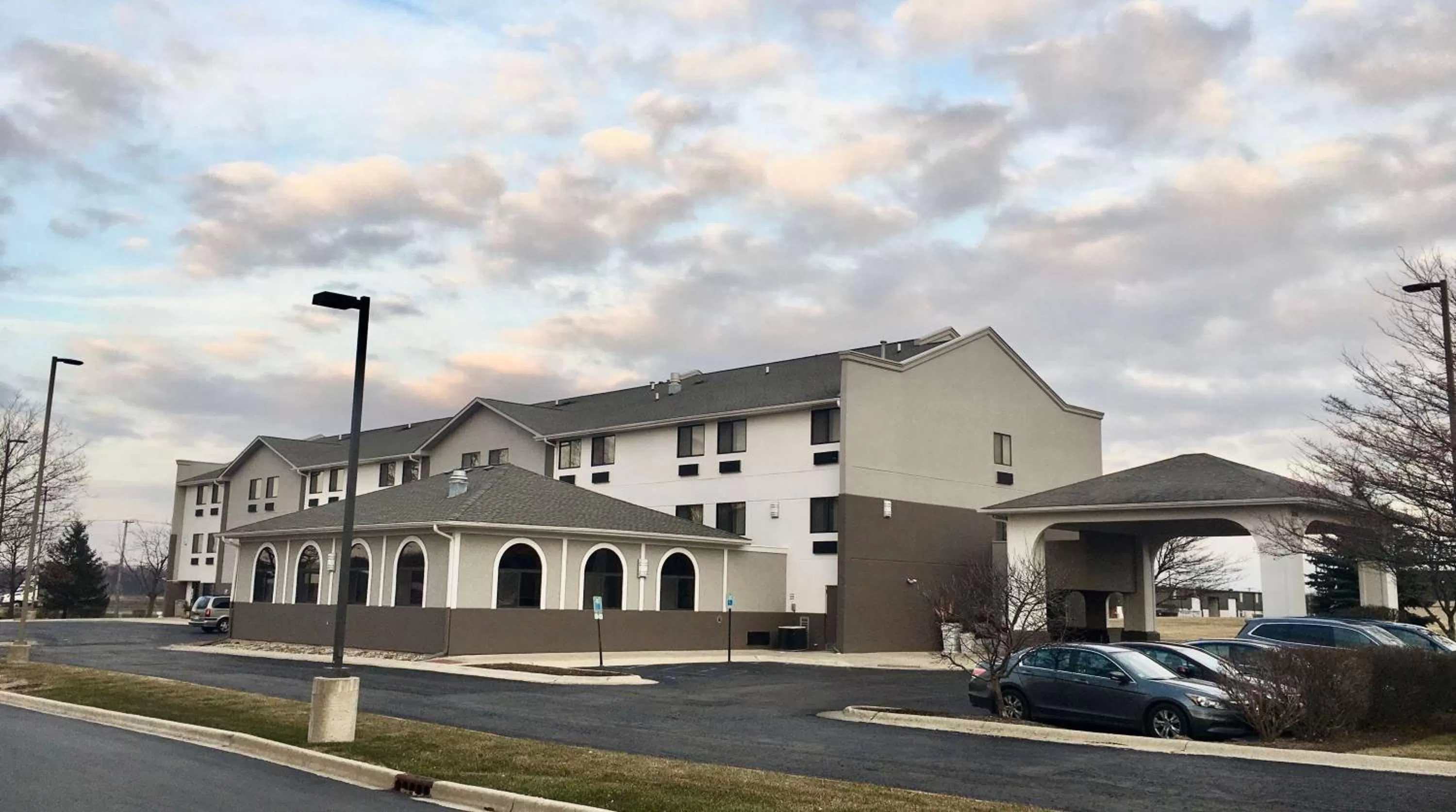 Property Building in Best Western Oswego Hotel